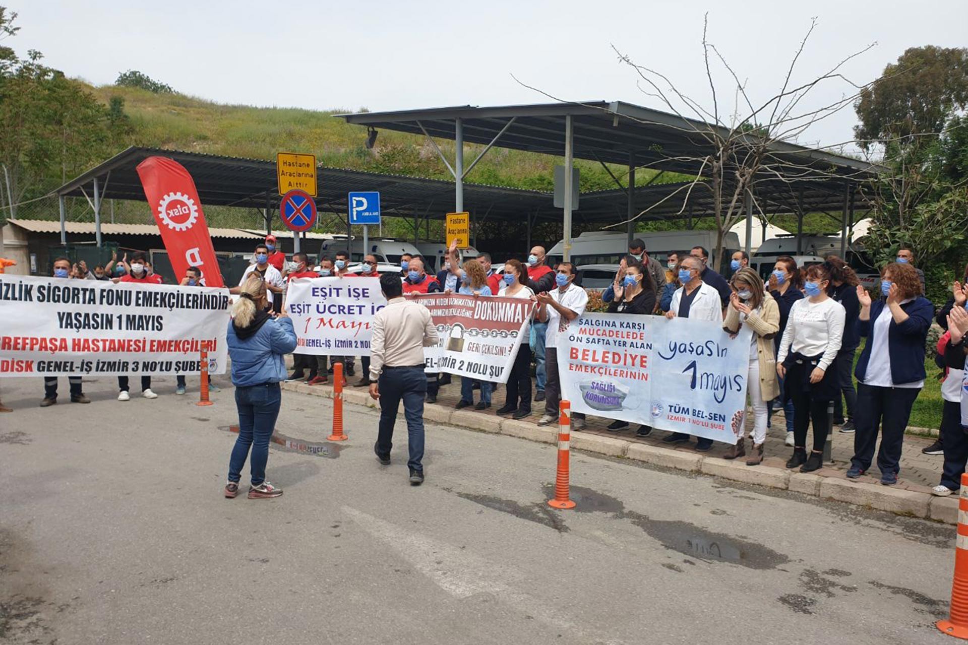 Eşrefpaşa Hastanesi önündeki 1 Mayıs açıklaması