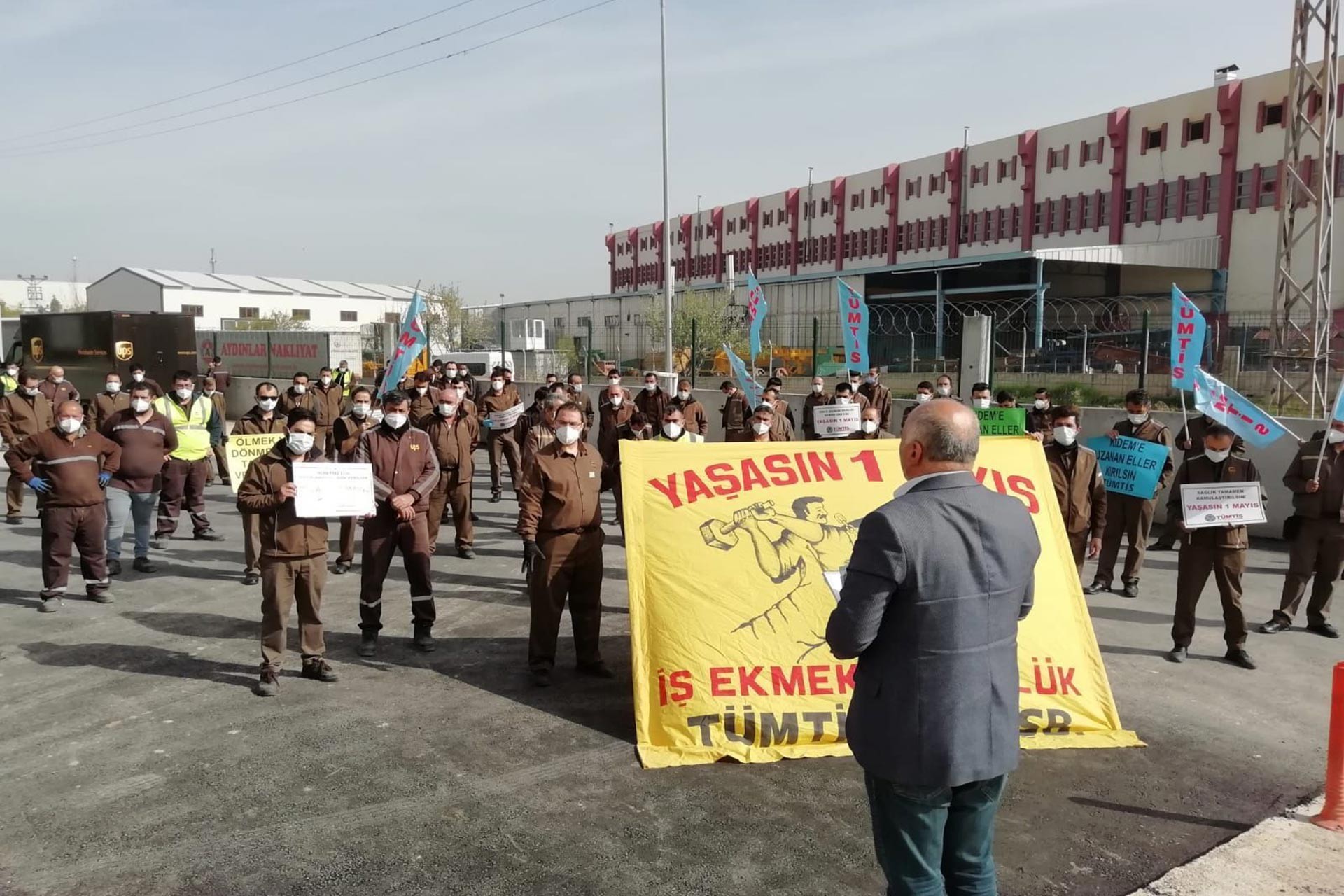 Ostim'de toplanan nakliyat işçileri.