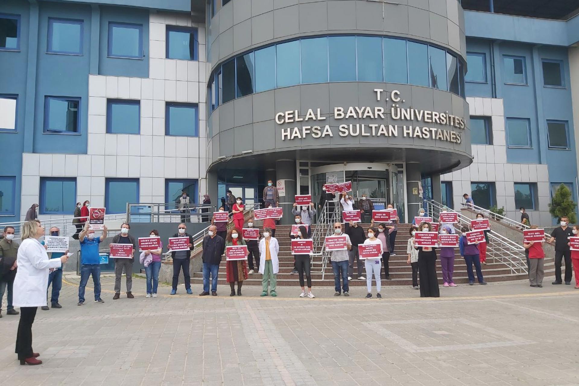 Celal Bayar Üniversitesi Hastanesi önünde eylem yapan sağlıkçılar