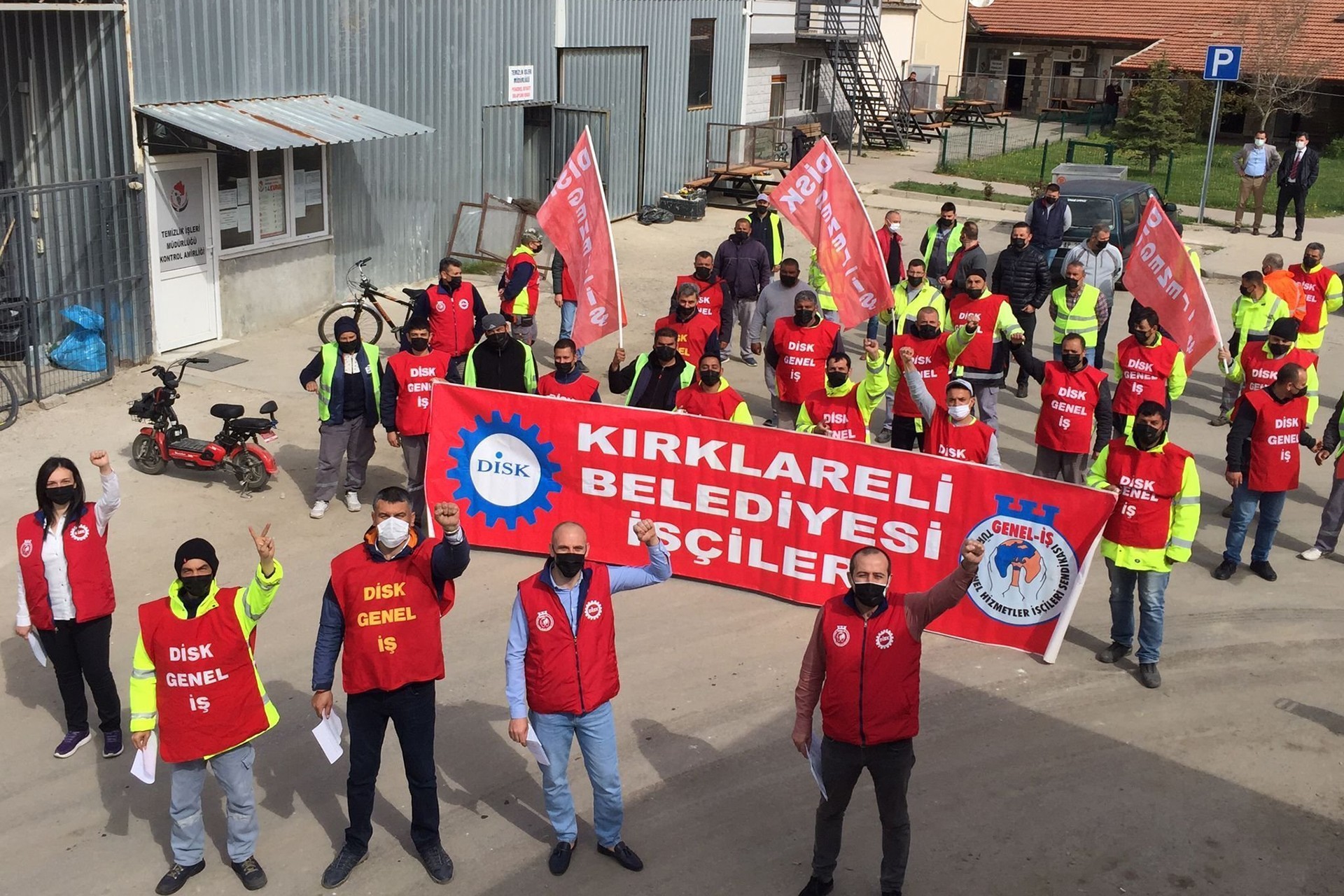 Genel-İş üyesi Kırklareli Belediyesi işçileri 1 Mayıs'ı kutlarken.