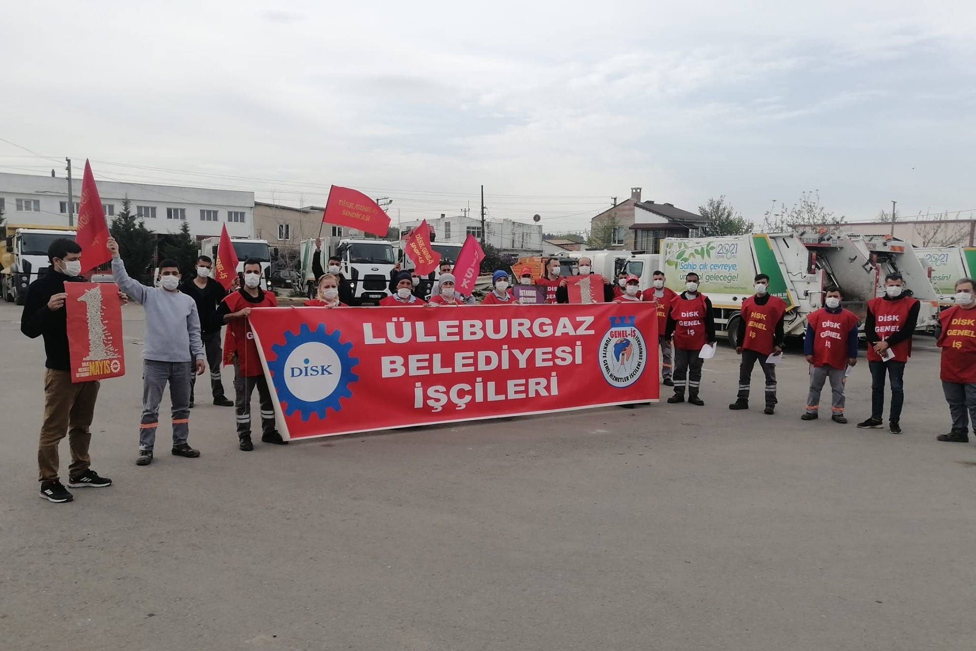 Genel-İş üyesi Lüleburgaz Belediyesi işçileri 1 Mayıs'ı kutlarken.