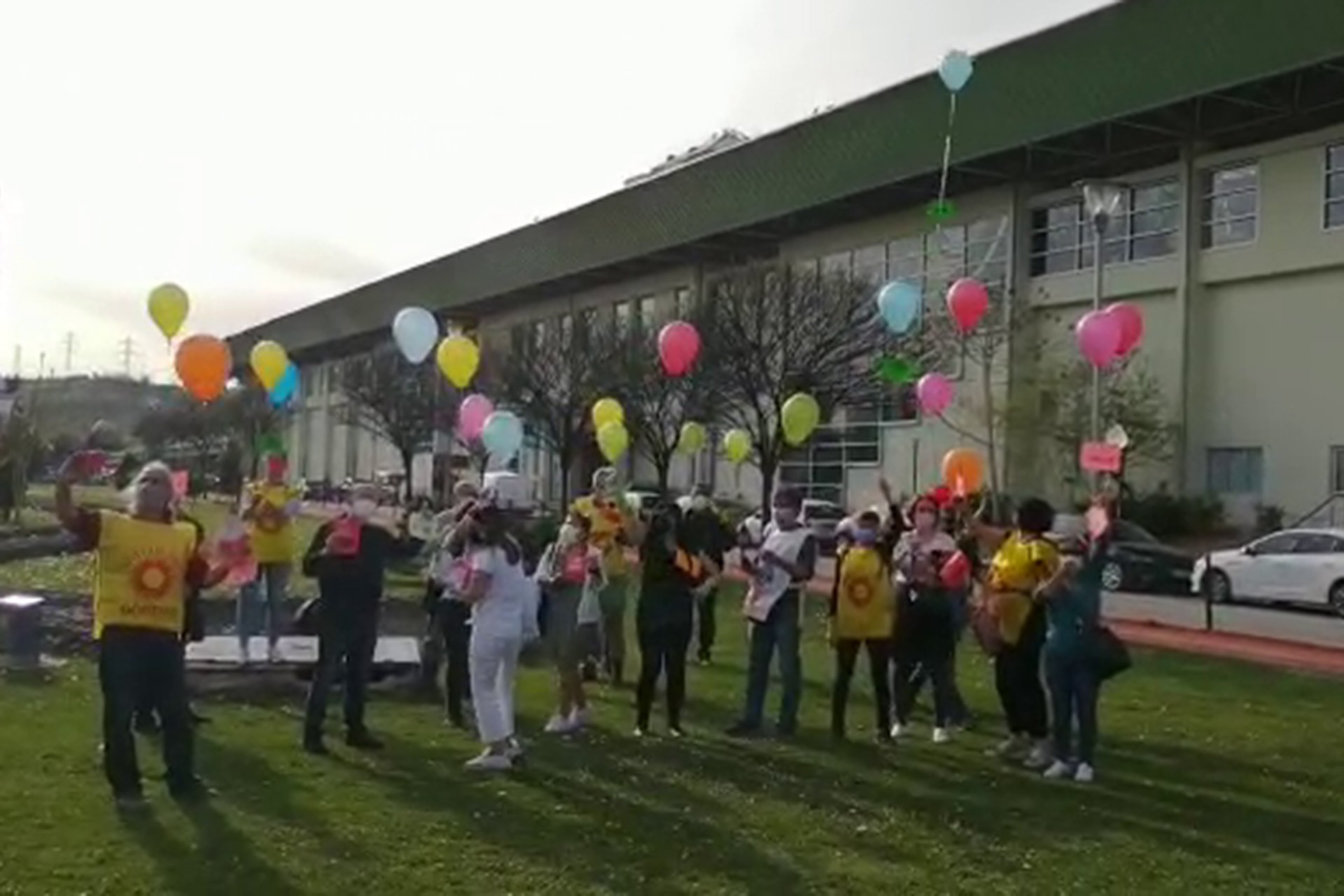 Eğitim Sen Ankara 4 No'lu Şube üyeleri 1 Mayıs için yazdıkları talepleri balonlarla gökyüzüne bıraktı.