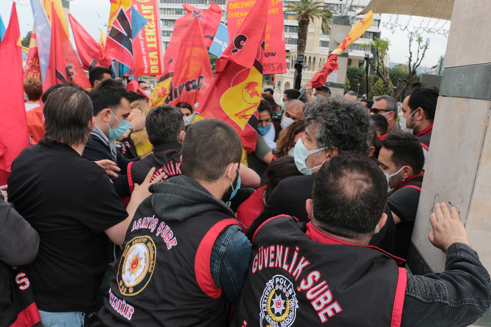 İzmir'de polisler 1 Mayıs'ta pankart ve bayraklara müdahale etti