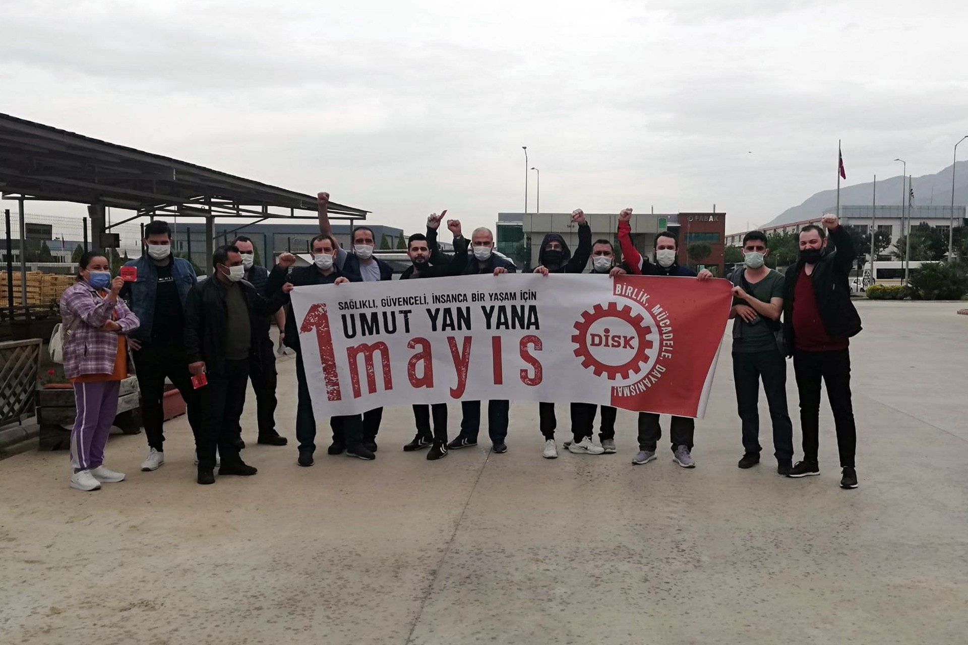 İzmir'de HMS fabrikasındaki 1 Mayıs kutlamasından bir fotoğraf.