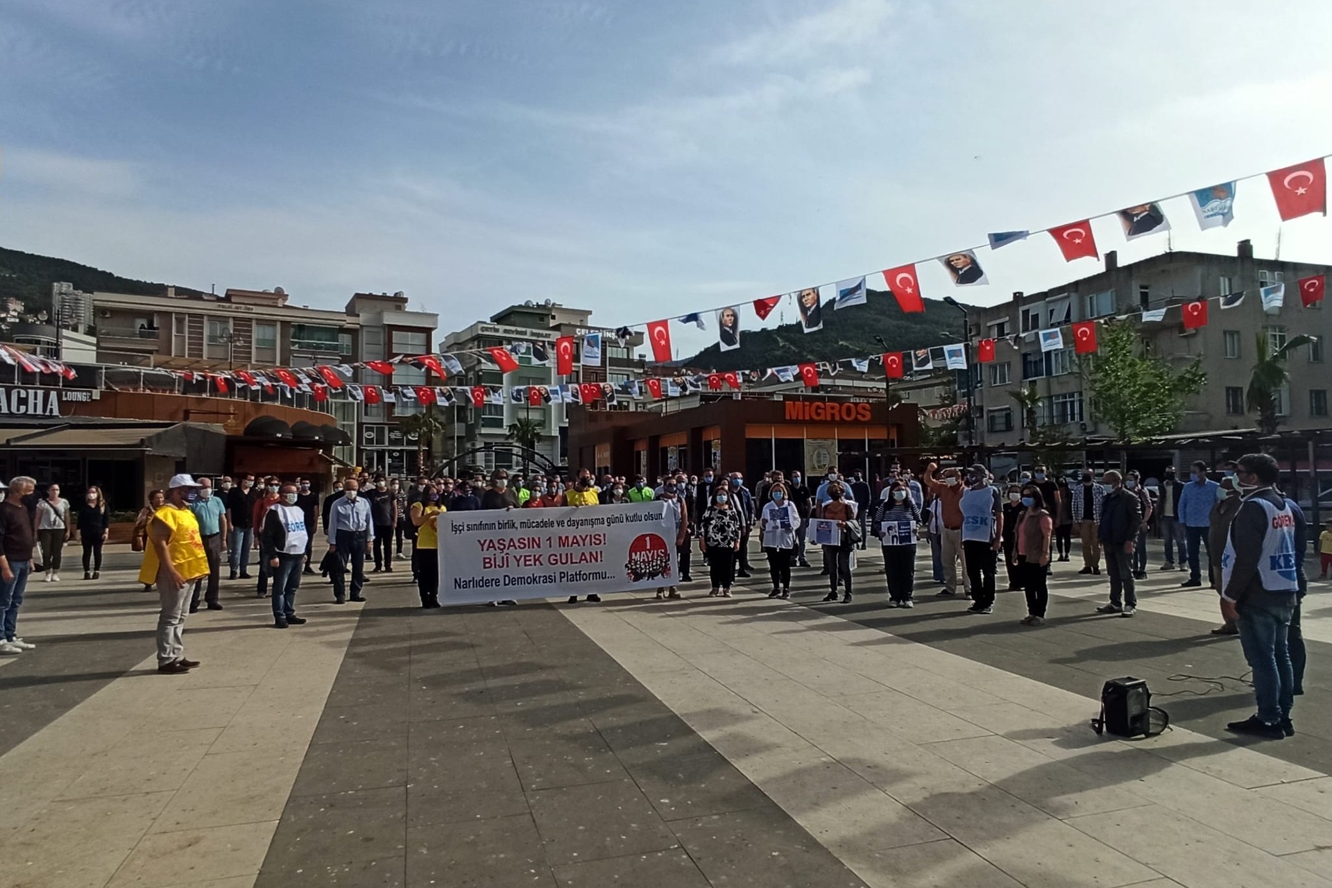 İzmir Narlıdere'deki 1 Mayıs kutlamasından bir fotoğraf.