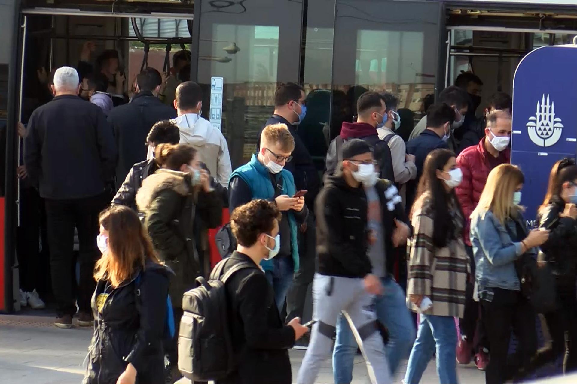 Kapanma gününde kalabalık metro