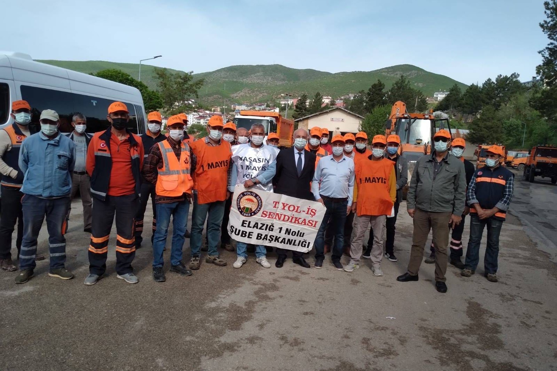 Dersim'de karayolları işçilerinin 1 Mayıs kutlamasından bir fotoğraf.