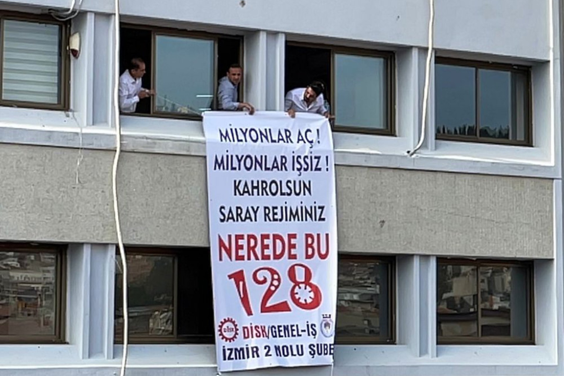 Genel İş İzmir 2 Nolu Şubenin binasına astığı pankart