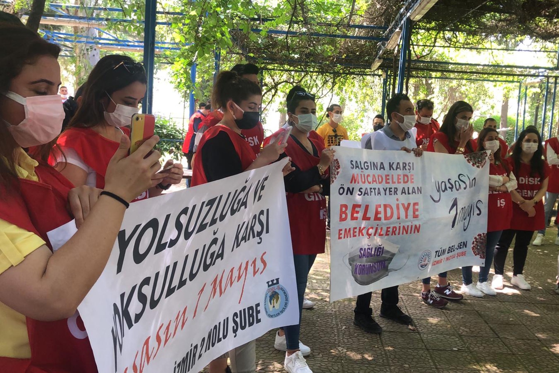 İzmir Büyükşehir Belediyesi Sosyal Projeler biriminin 1 Mayıs kutlamasından bir fotoğraf.