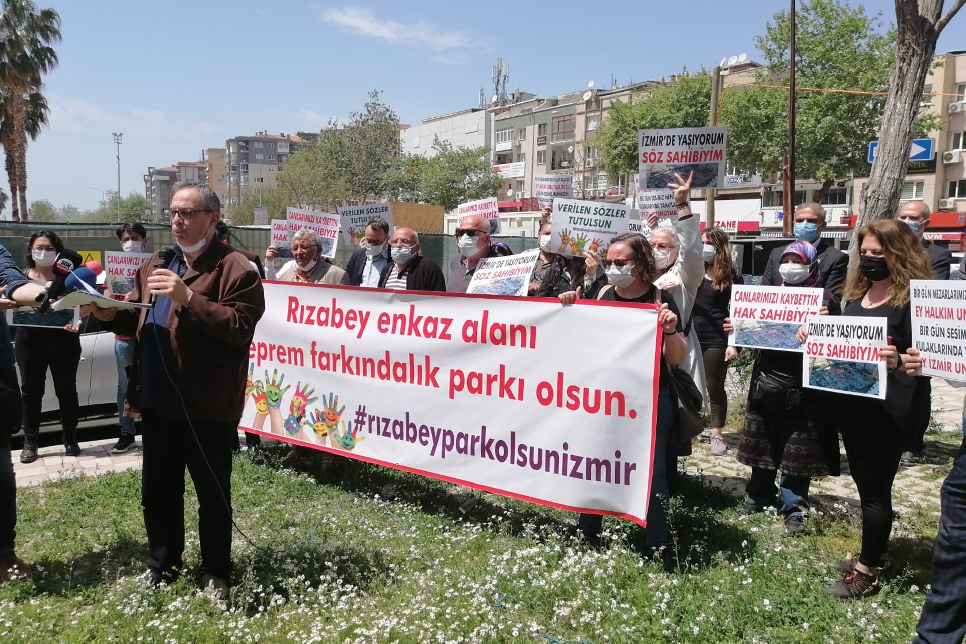 İzmir'deki 410 kurum ve kuruluş, Rızabey Apartmanı'nın bulunduğu alanın 'farkındalık parkı' olmasını istedi.