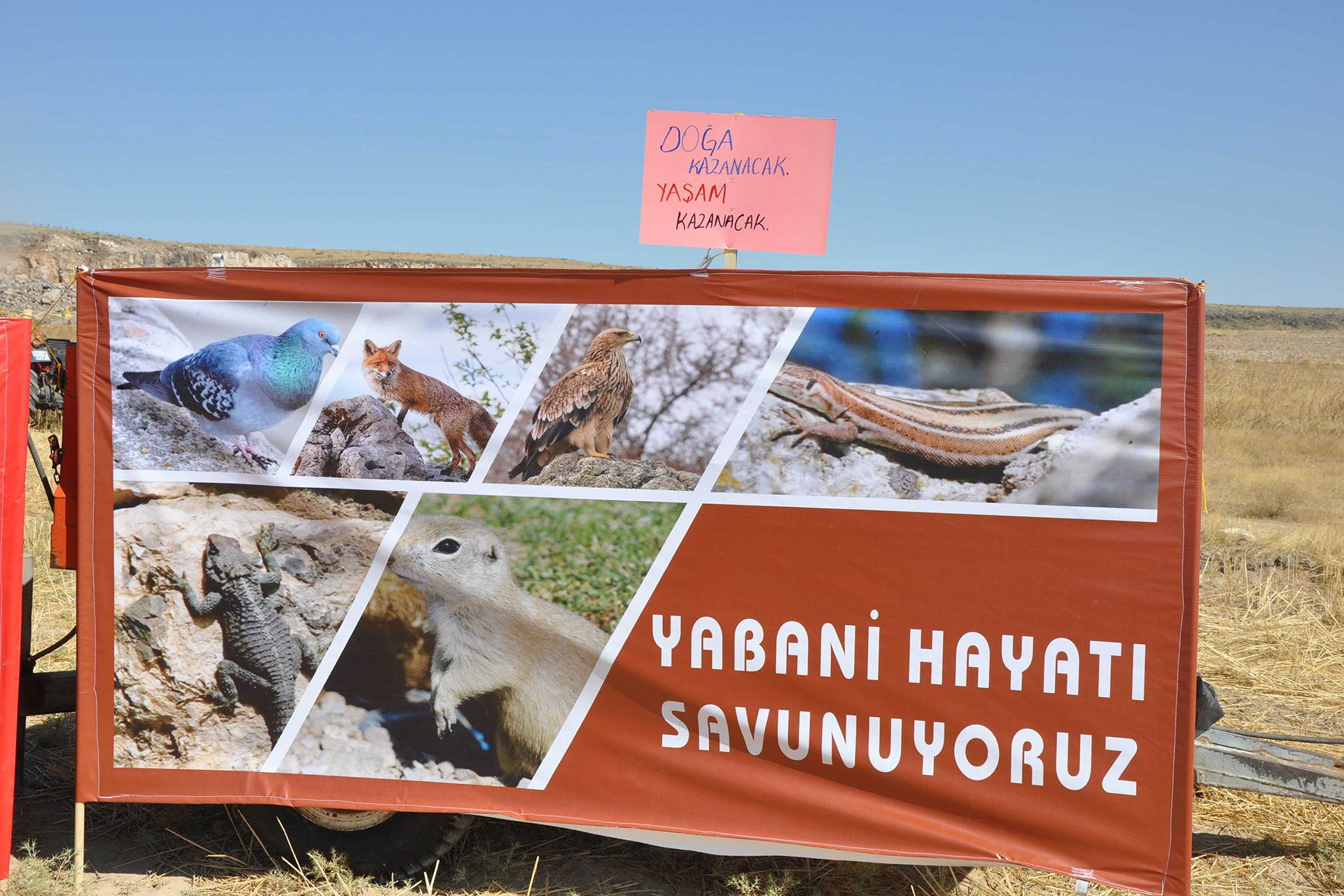 Hacıbektaş Karaburç köylülerinin 'Yabani Hayatı Savunuyoruz' yazılı pankartı.