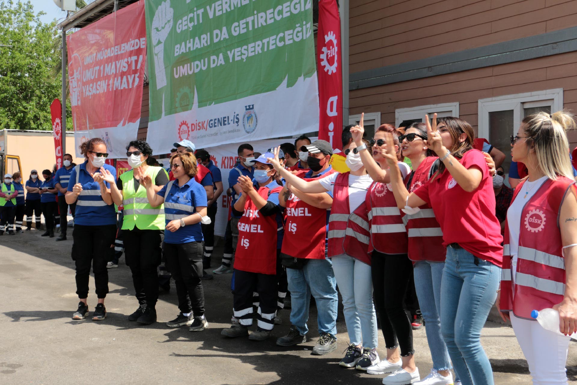 İzmir'de Katı Atık Bertaraf işçileri 1 Mayıs'ı kutladı