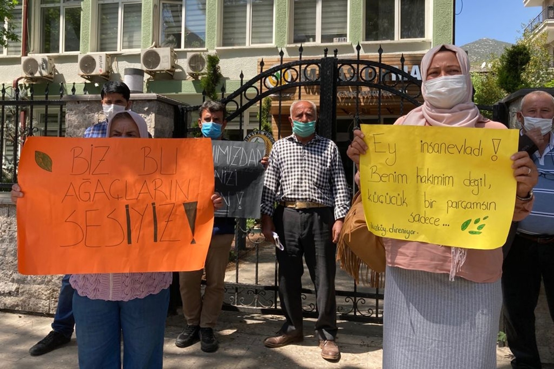 Muğla Milas'a bağlı İkizköy'de ormanlarının linyit madenine kurban edilmesini istemeyen halkın direnişinden bir fotoğraf.