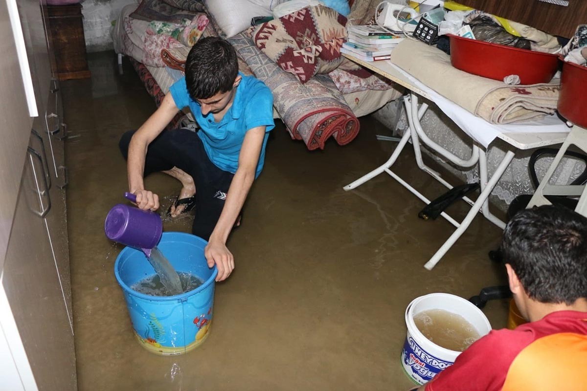 Adana Kozan'da sağanak, su baskınlarına neden oldu