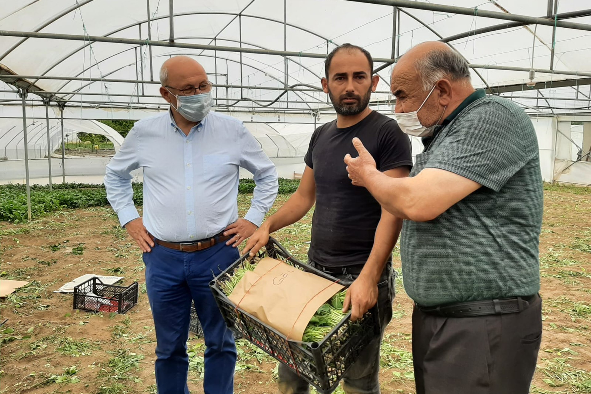 Utku Çakırözer (solda) çiftçilerle konuşuyor