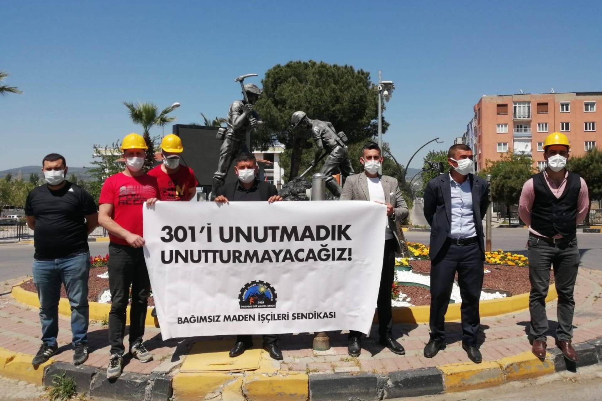 Bağımsı Maden İşçiler Sendikası üyeleri Soma Katliamı'nın 7'nci yıl dönümünde Soma'daki Madenci Anıtı'nın önünde açıklama yaparken.