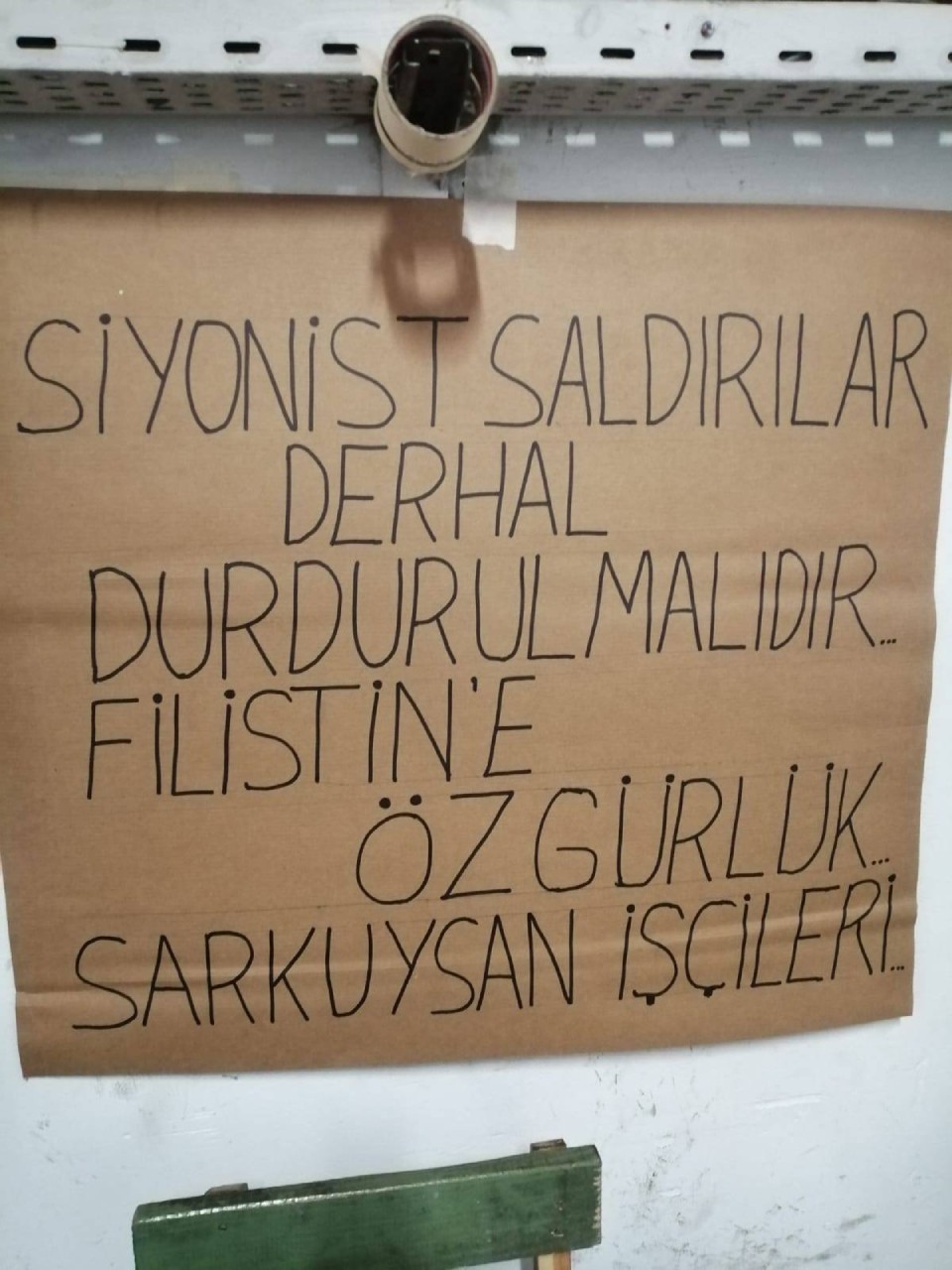 Sarkuysan işçileri, işyerinde yaptıkları eylemle İsrail'in Filistin'e yönelik saldırılarını protesto etti.