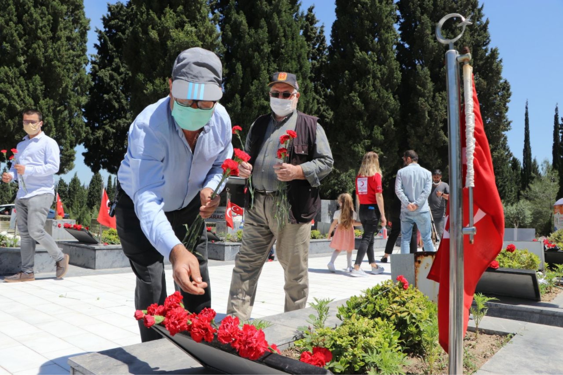 Soma Katliamı'nın 7. yılında, katliamda yaşamını yitiren 301 madenci, aileleri tarafından mezarları başında anıldı.