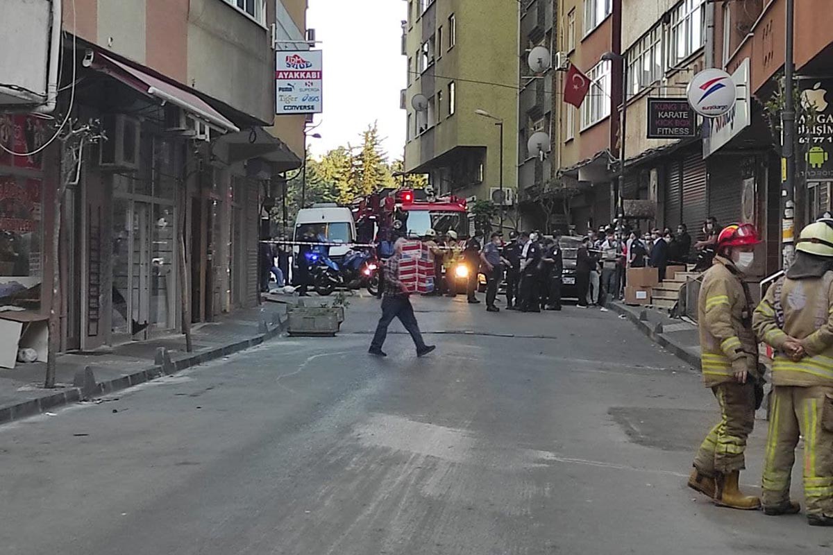 Şişli'de boşaltılan bina önünde ekipler