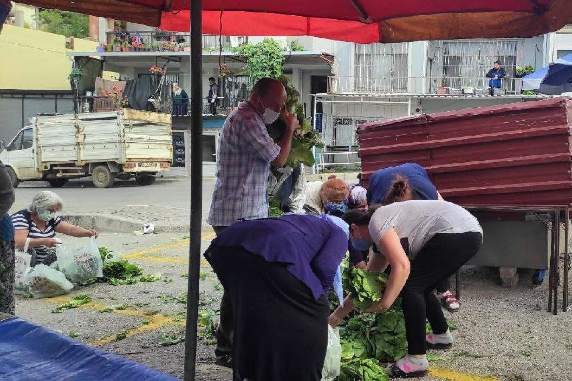 Tepkili pazarcılar ürünleri yere saçtı, yoksul yurttaşlar topladı