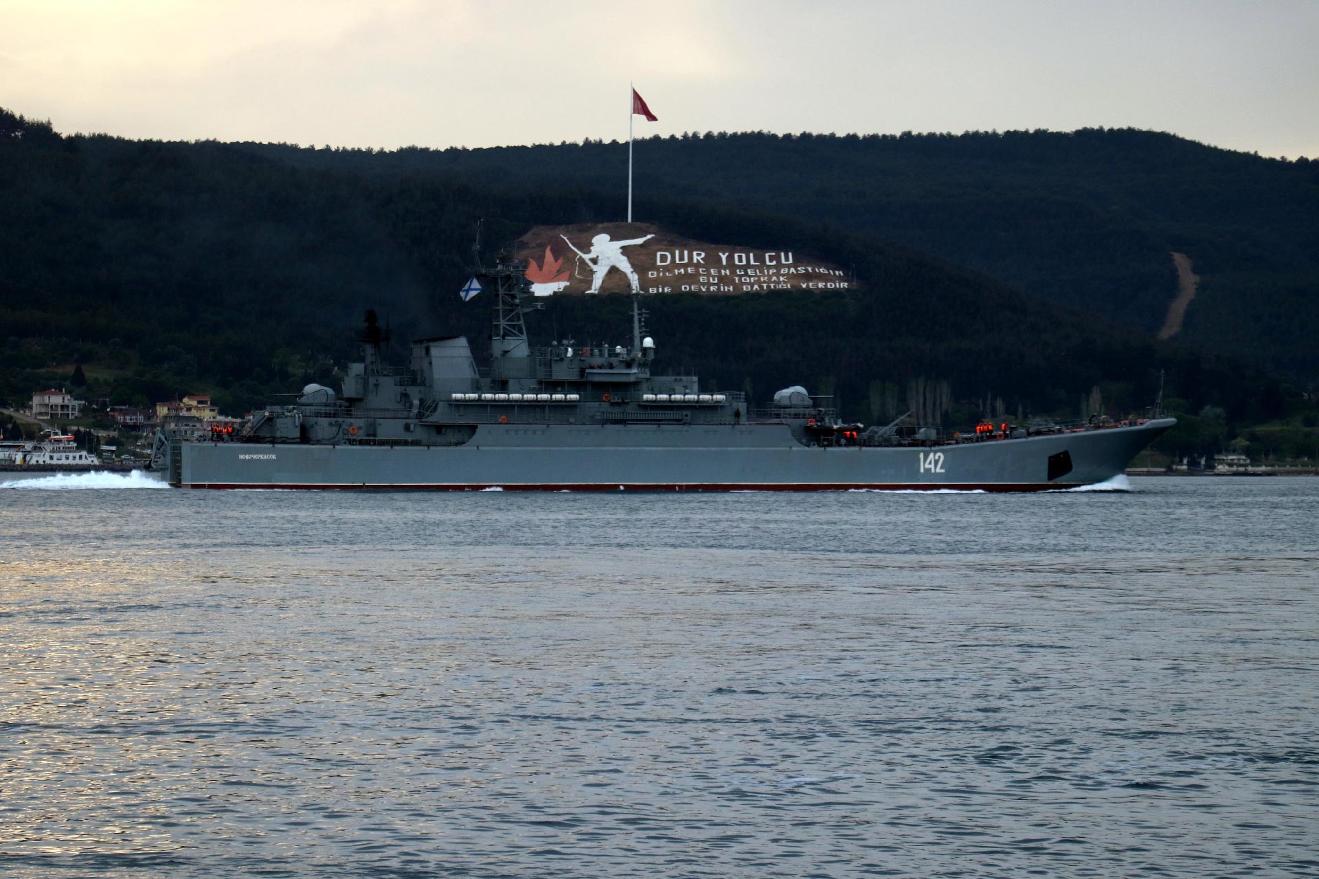 Karadeniz'e giden Rus ve İngiliz savaş gemileri Çanakkale Boğazı'ndan geçti