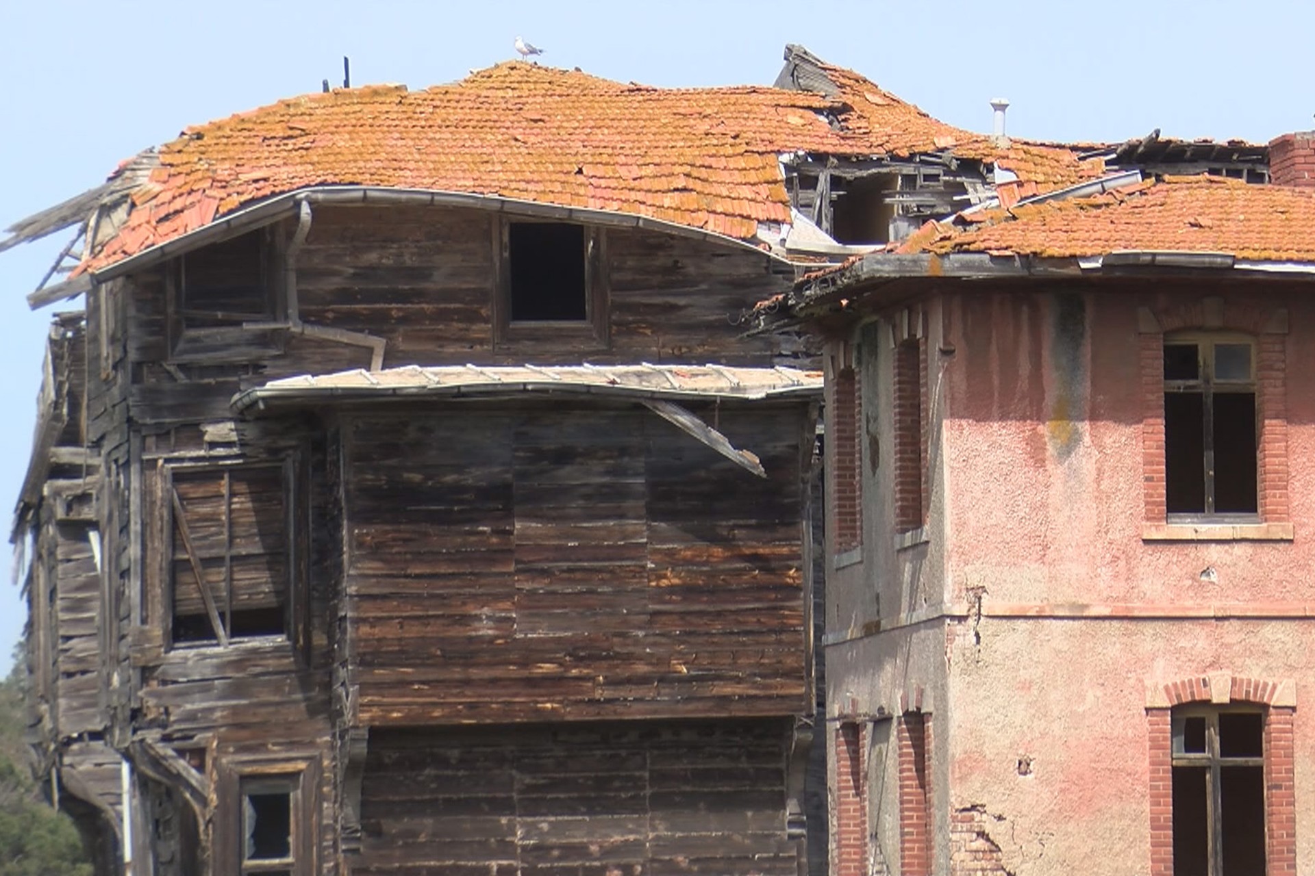 Tarihi Büyükada Rum Yetimhanesi çökme riskiyle karşı karşıya.