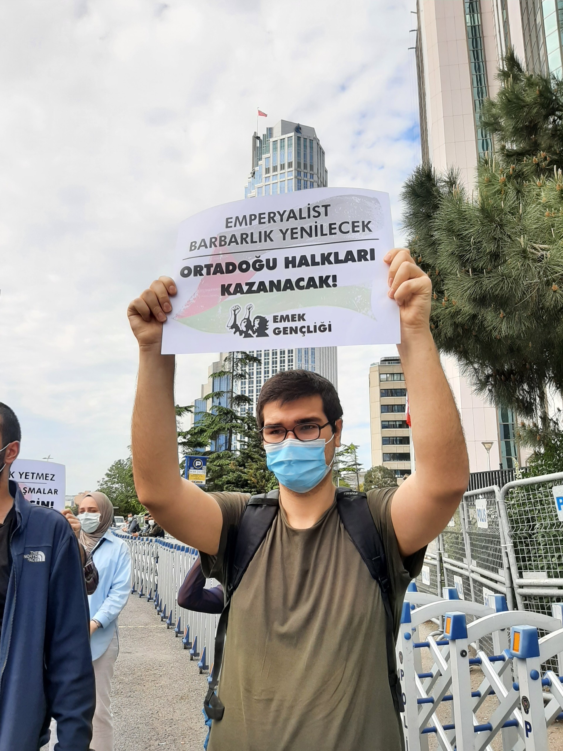 Emek Gençliği'nin İsrail Başkonsolosluğu önünde düzenlediği protesto eyleminde 'Emperyalist barbarlık yenilecek, Ortadoğu halkları kazanacak' yazılı döviz tutan bir genç.