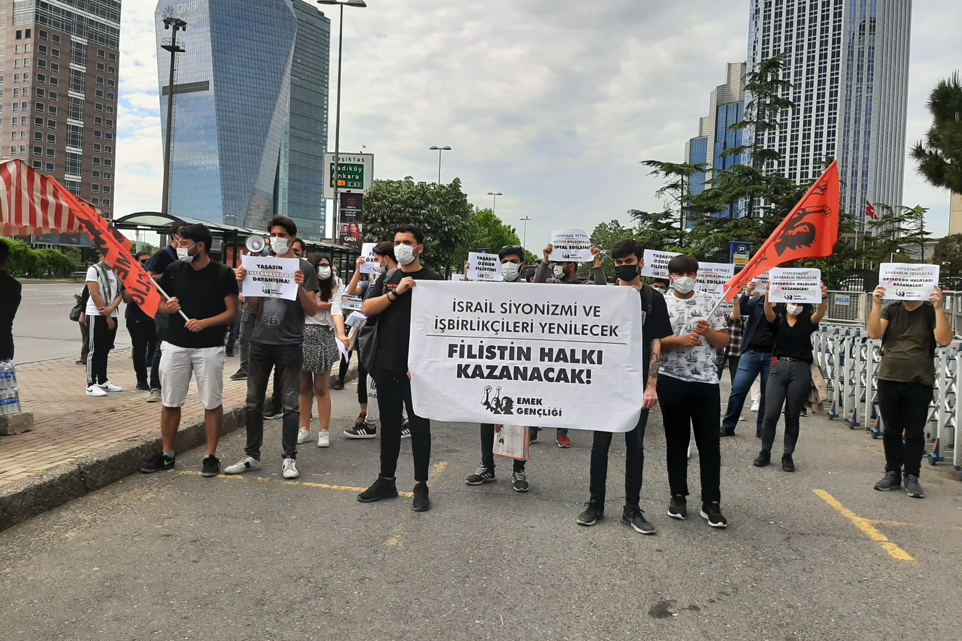 Emek Gençliği'nin İsrail Başkonsolosluğu önünde düzenlediği protesto eyleminde gençler 'İsrail siyonizmi ve işbirlikçileri yenilecek, Filistin halkı kazanacak!' yazılı pankartı tutarken.