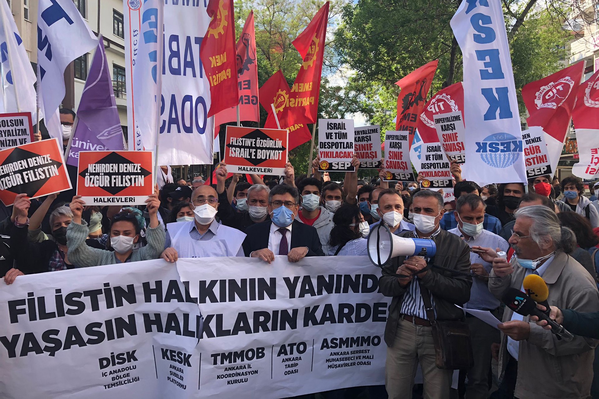 Ankara Emek Barış ve Demokrasi Güçlerinin Filistin'in direnişine destek vermek ve İsrail'i protesto etmek için yaptıkları açıklamadan bir fotoğraf.