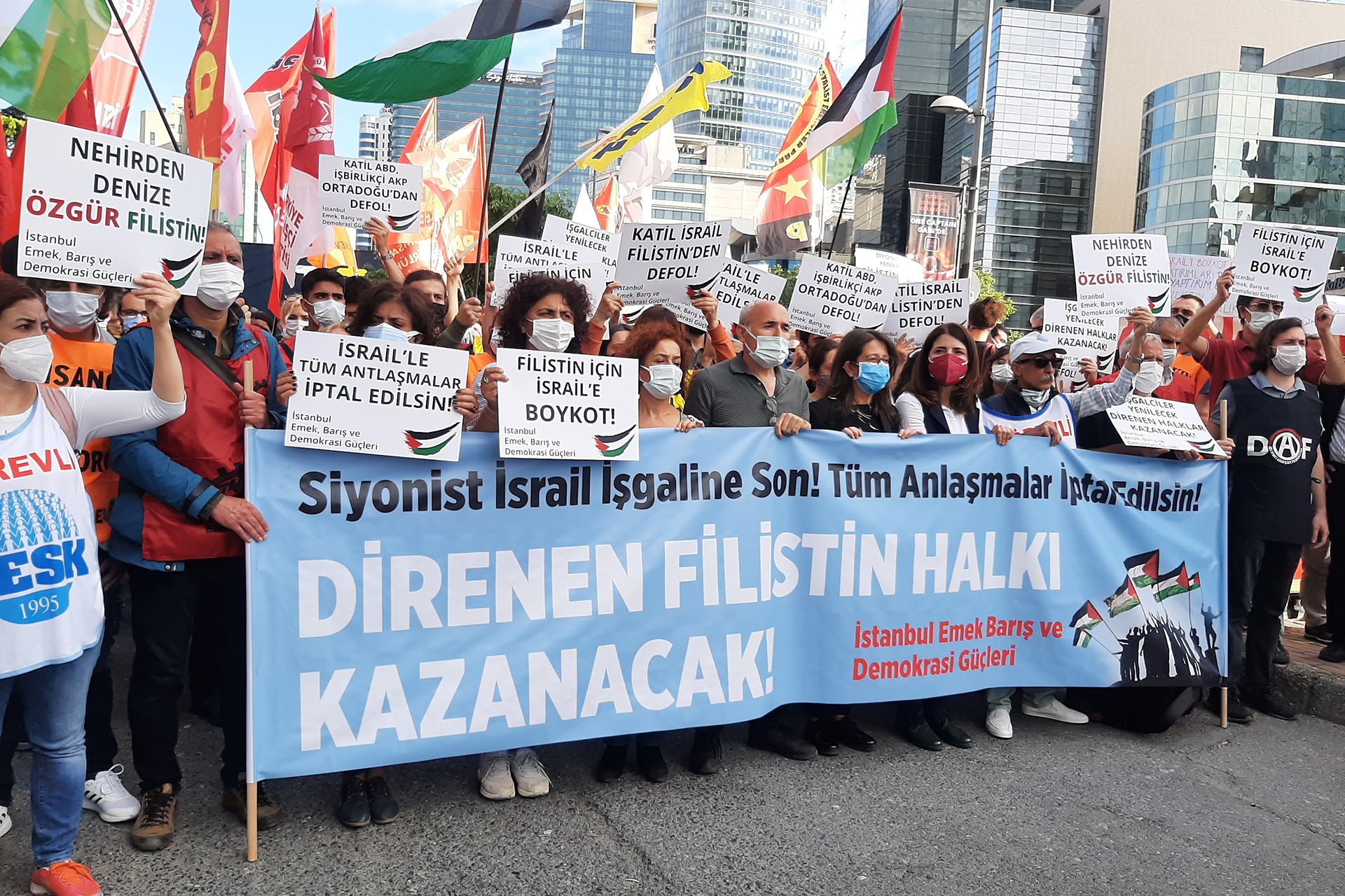 İstanbul Emek Barış ve Demokrasi Güçlerinin Filistin'in direnişine destek vermek ve İsrail'i protesto etmek için yaptıkları açıklamadan bir fotoğraf.