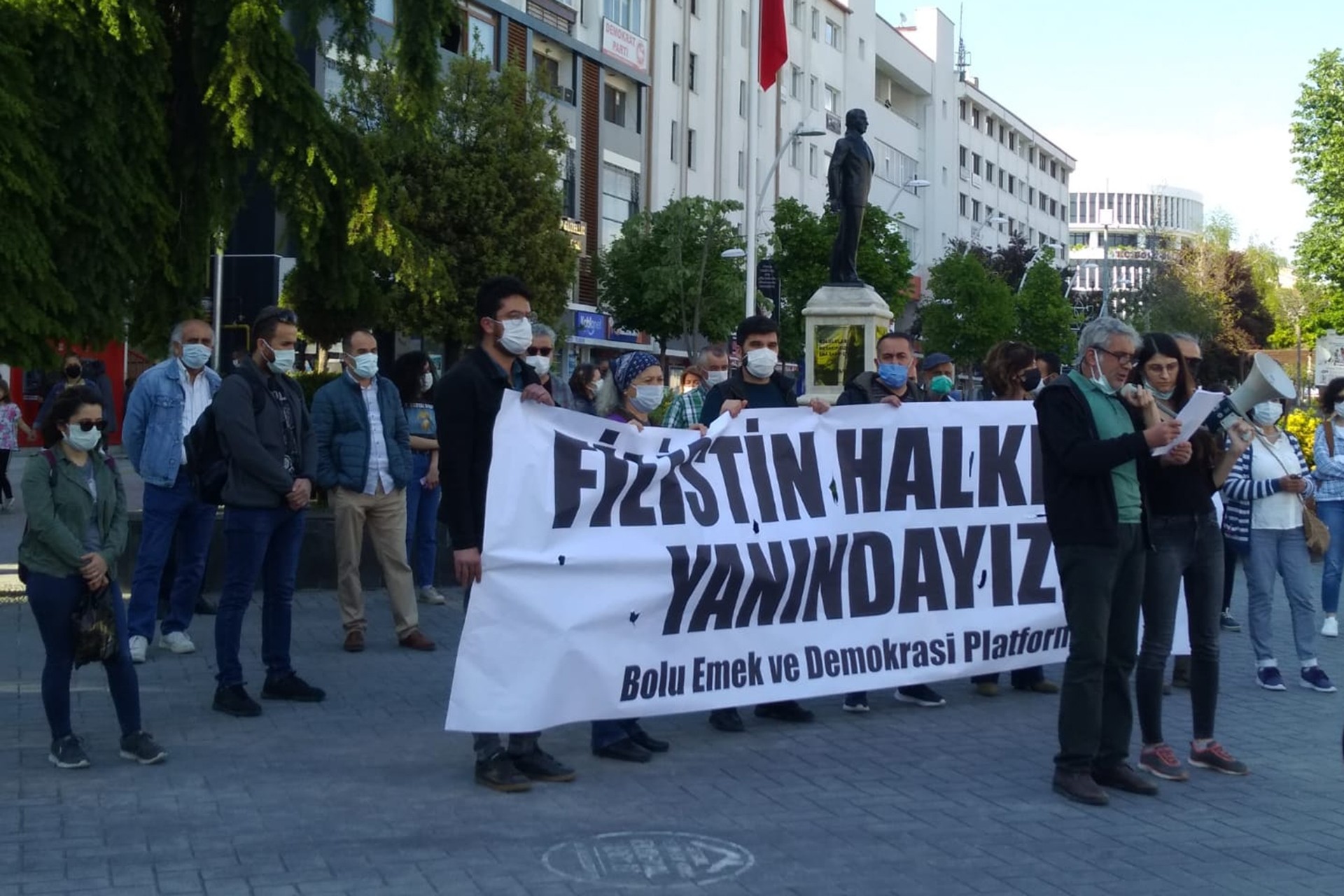 Bolu Emek Barış ve Demokrasi Güçlerinin Filistin'in direnişine destek vermek ve İsrail'i protesto etmek için yaptıkları açıklamadan bir fotoğraf.