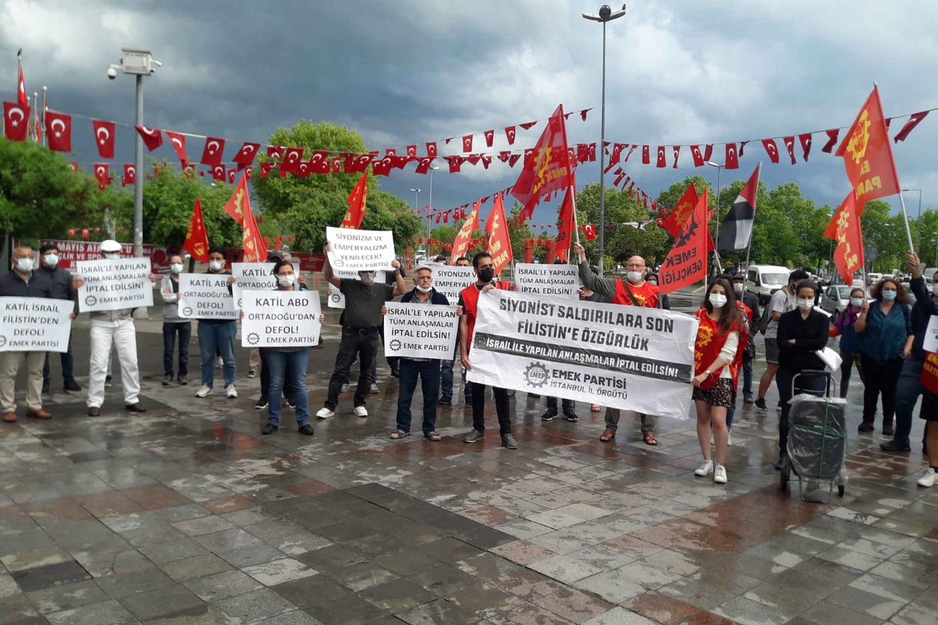 Emek Partisi (EMEP) İstanbul İl Örgütü Kartal'da yaptığı basın açıklamasıyla İsrail'in saldırılarını kınadı, Filistin halkının direnişine destek verdi.