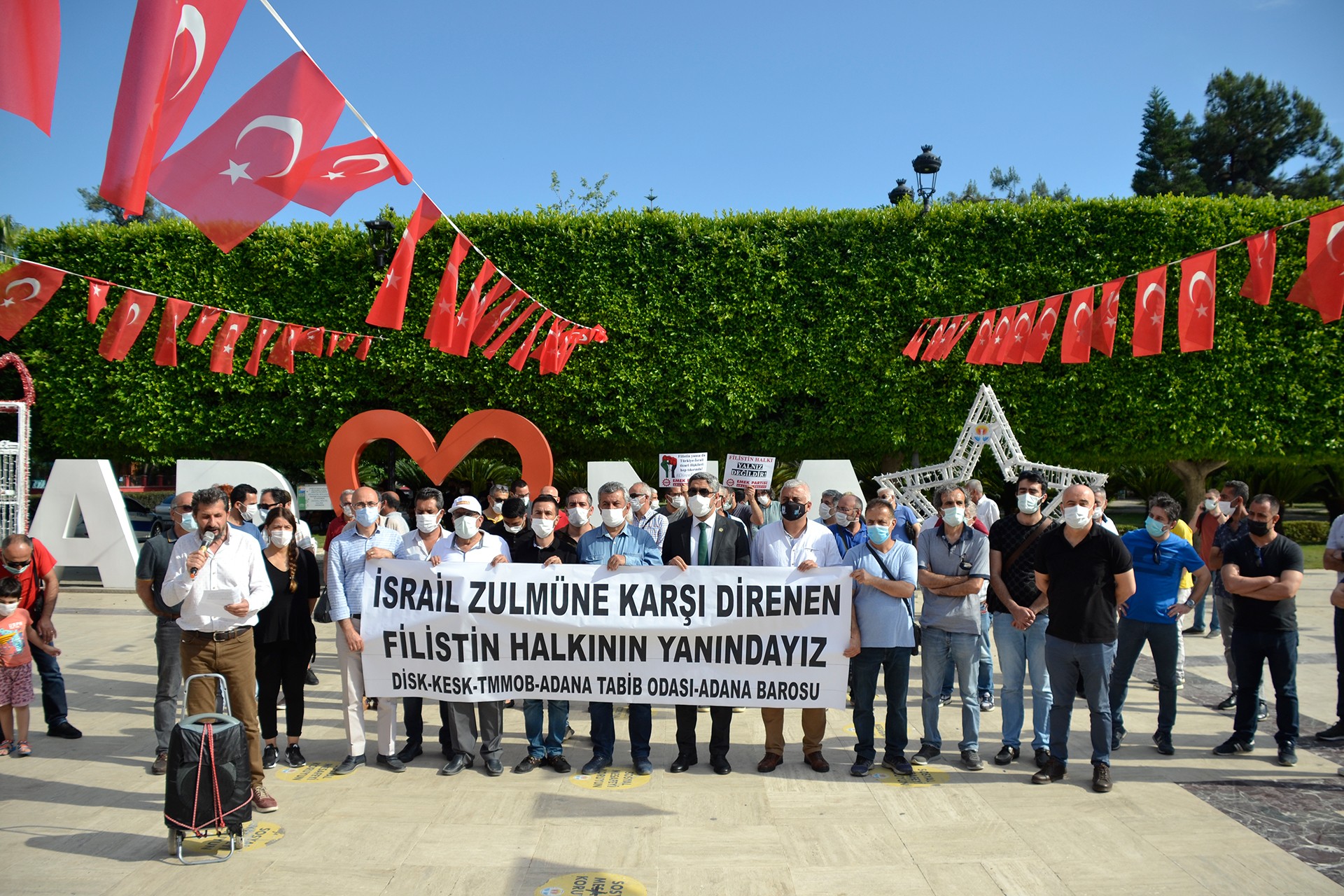 Adana'da gerçekleştirilen Filistin'e destek eyleminde bir fotoğraf.