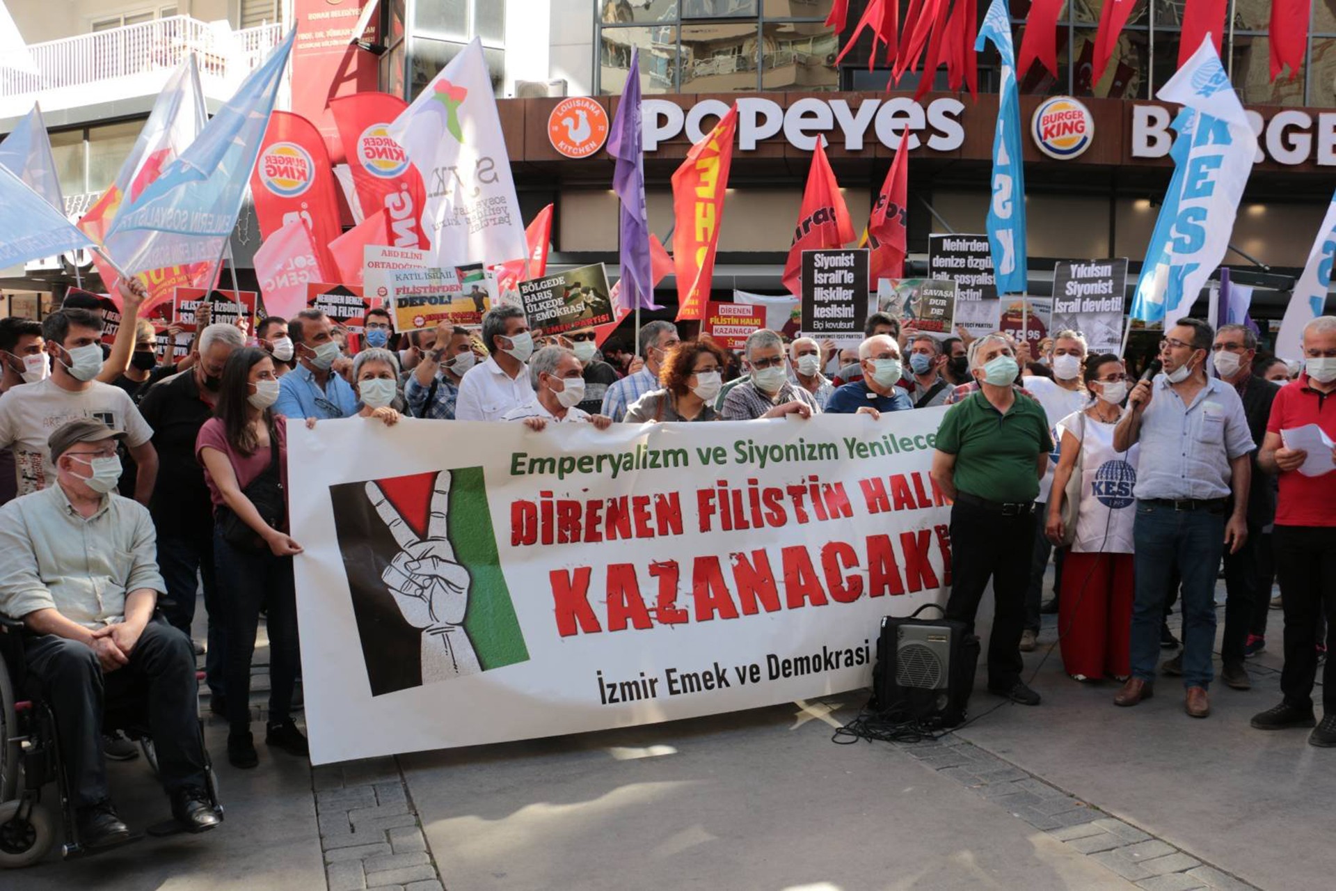 İzmir Emek ve Demokrasi Güçlerinin Filistin'e destek açıklamasından bir fotoğraf.