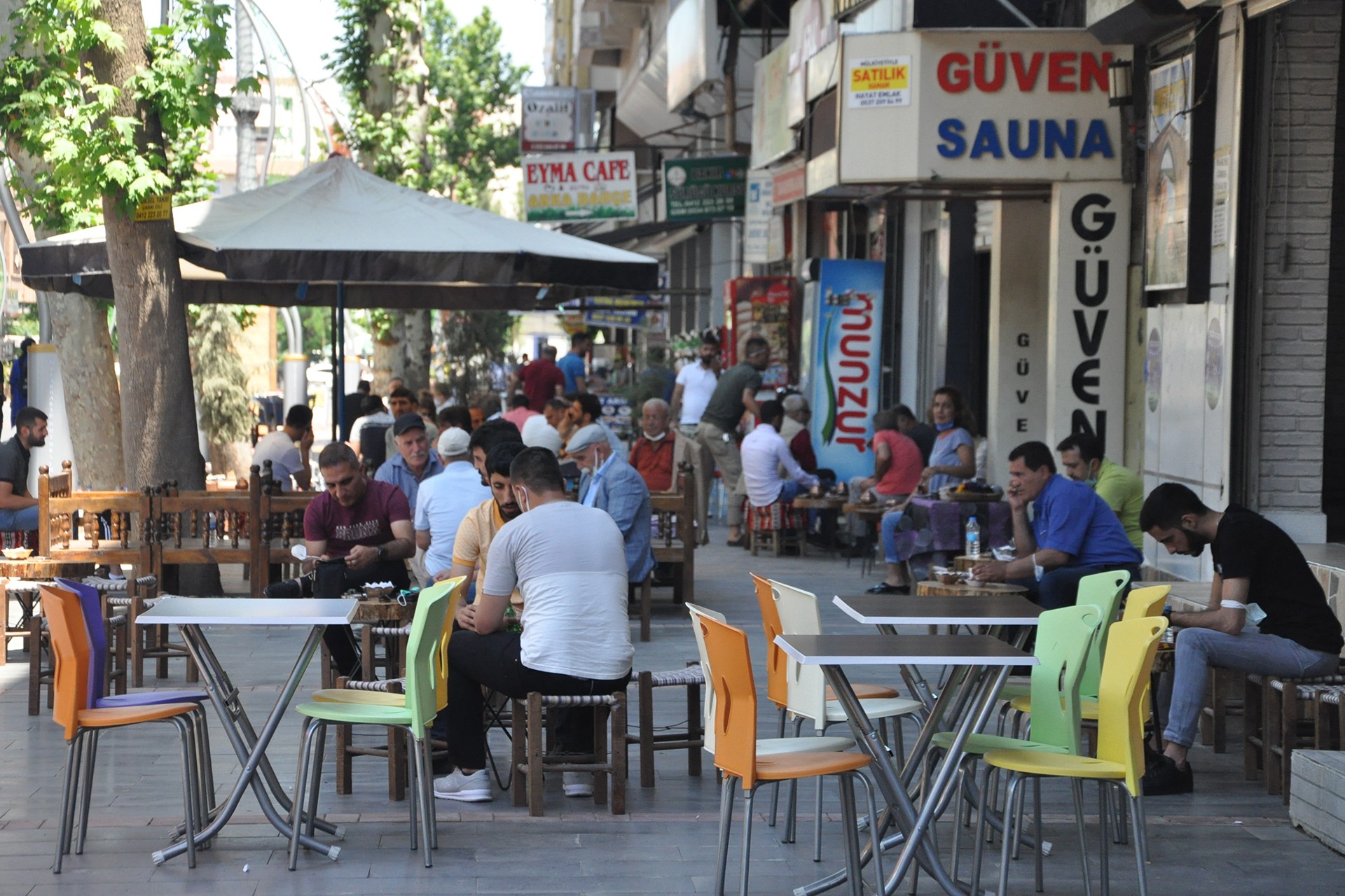 Boş masalar ve etrafında oturan esnaf