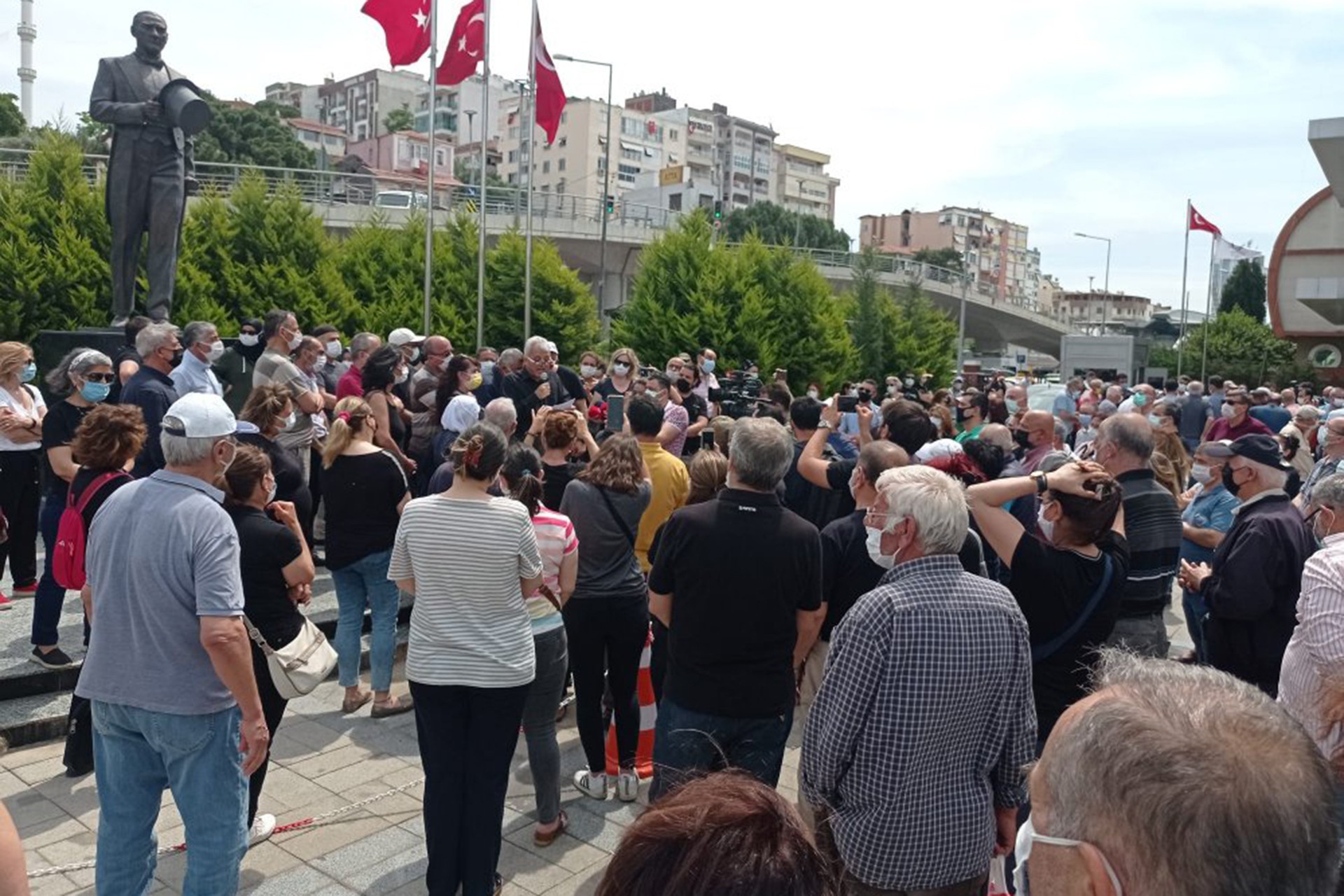 İzmirli depremzedeler basın açıklaması yapıyor