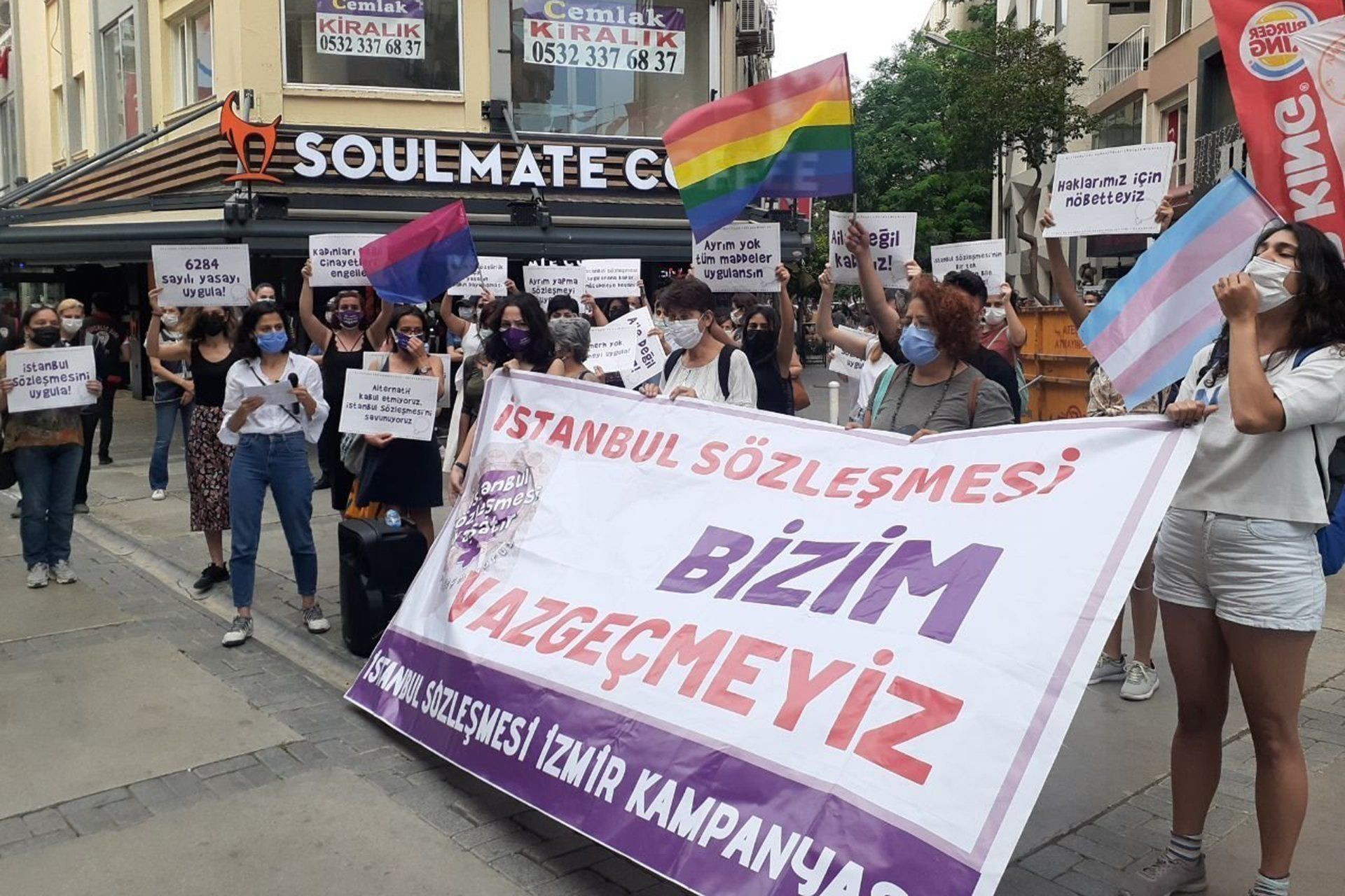 İstanbul Sözleşmesi'nden Vazgeçmiyoruz İzmir Kampanya Grubu üyesi kadınlar