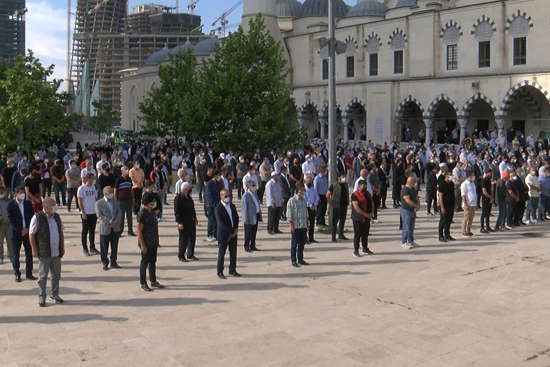 Osman Arıkan'ın hastane bahçesindeki cenaze töreni