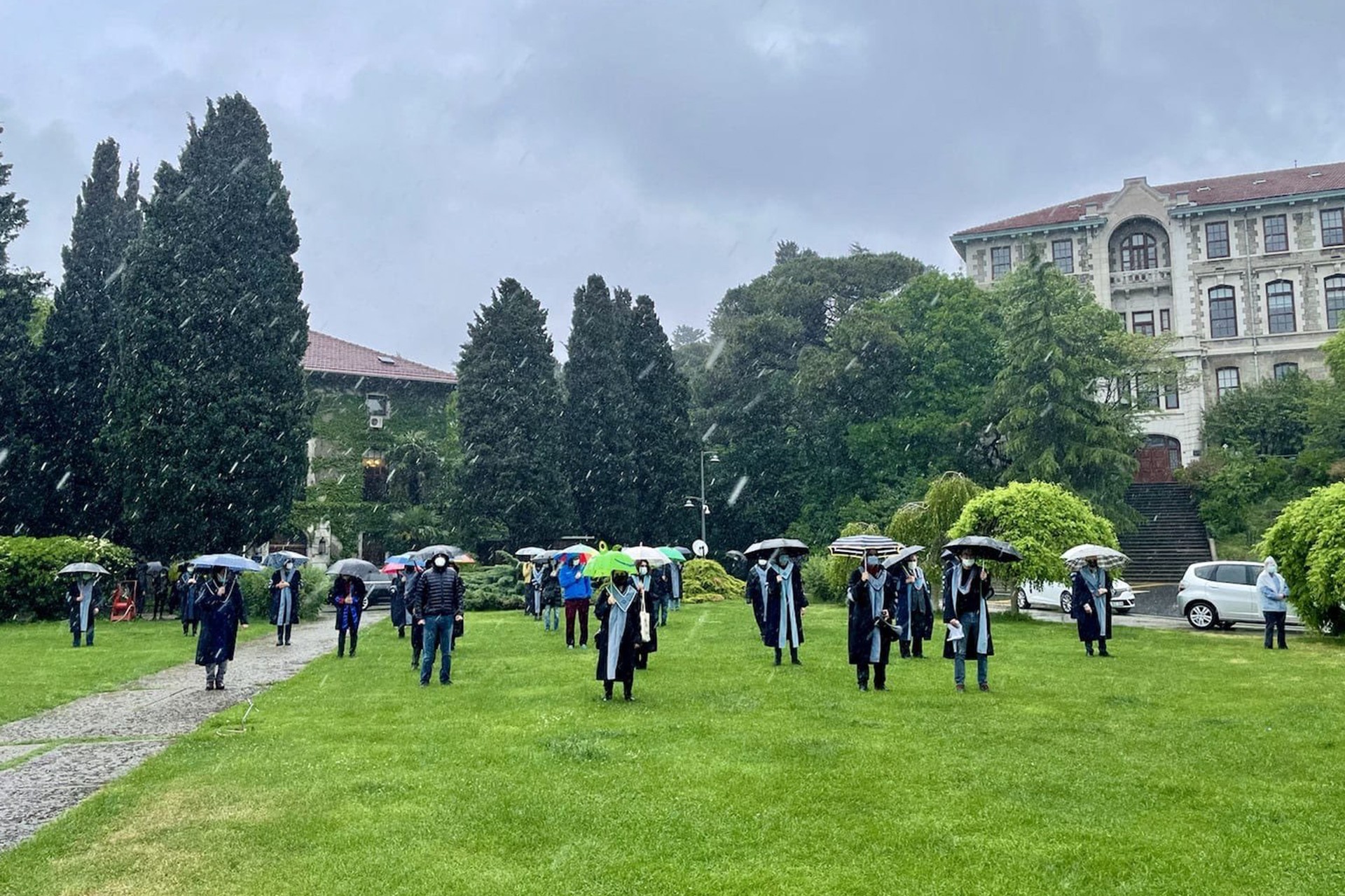 Boğaziçi Üniversitesi akademisyenleri Rektörlük binasına sırtlarını dönüyor