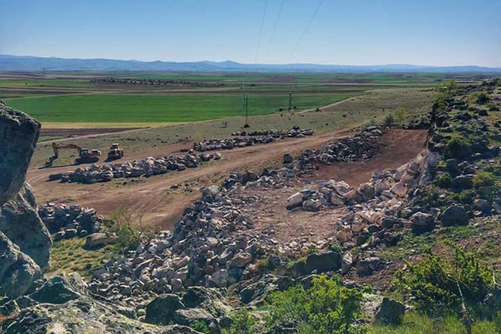 Karaburç'ta taş ocağı izni verilen alanda iş makinelerinin çalıştığı andan bir fotoğraf.