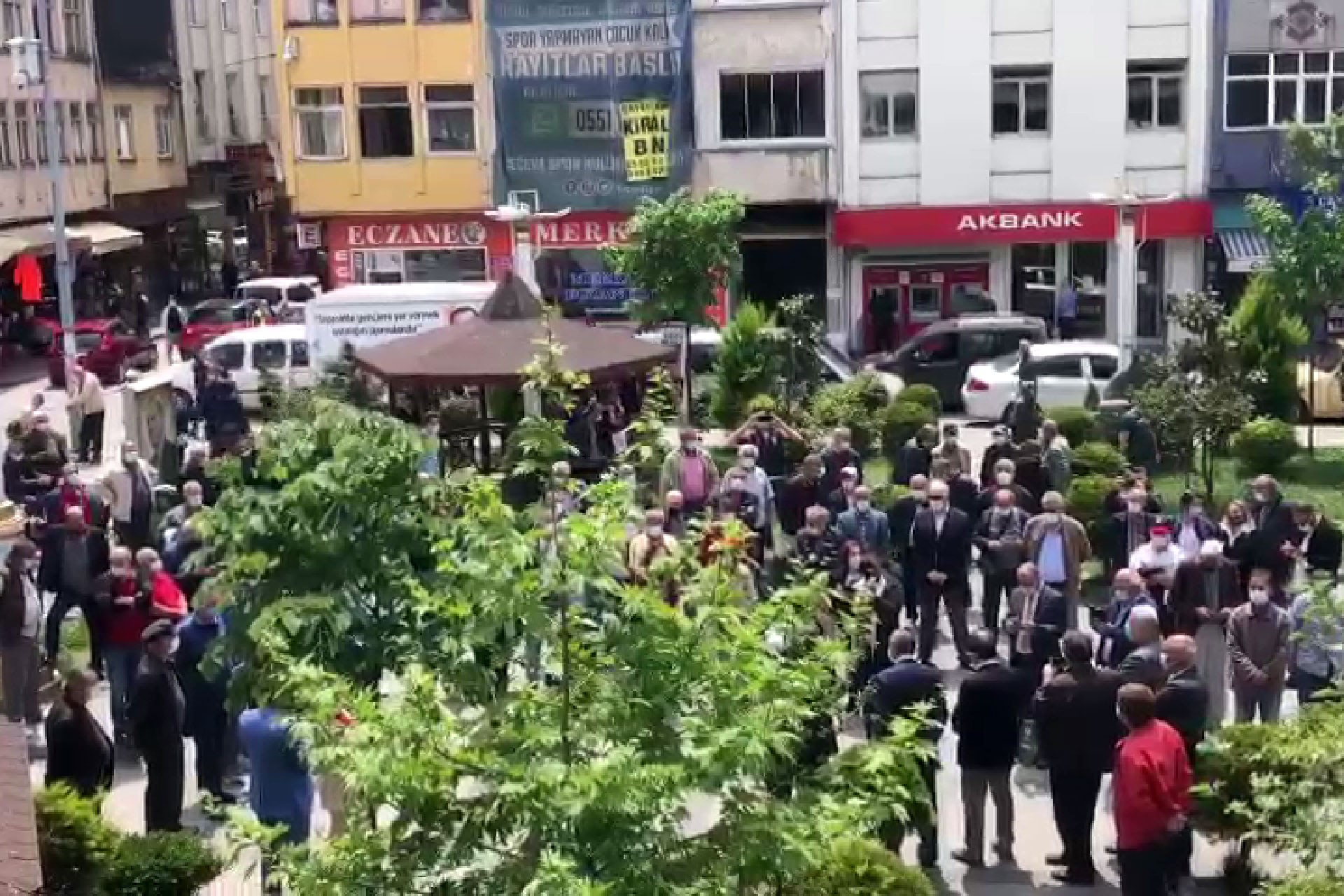 Rize'nin Çayeli ilçesinde çay üreticileri ÇAYKUR'un kota ve kontenjan uygulamasını protesto etti