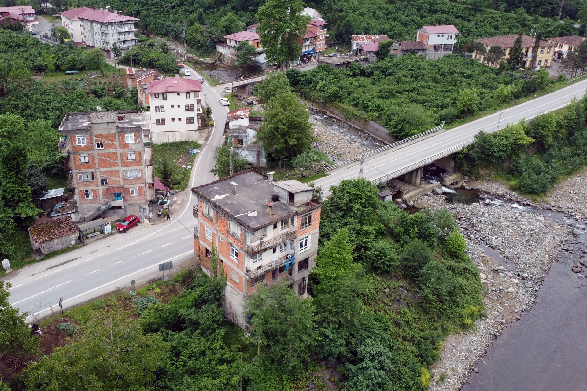 Trabzon'da dere yatağındaki riskli yapılar