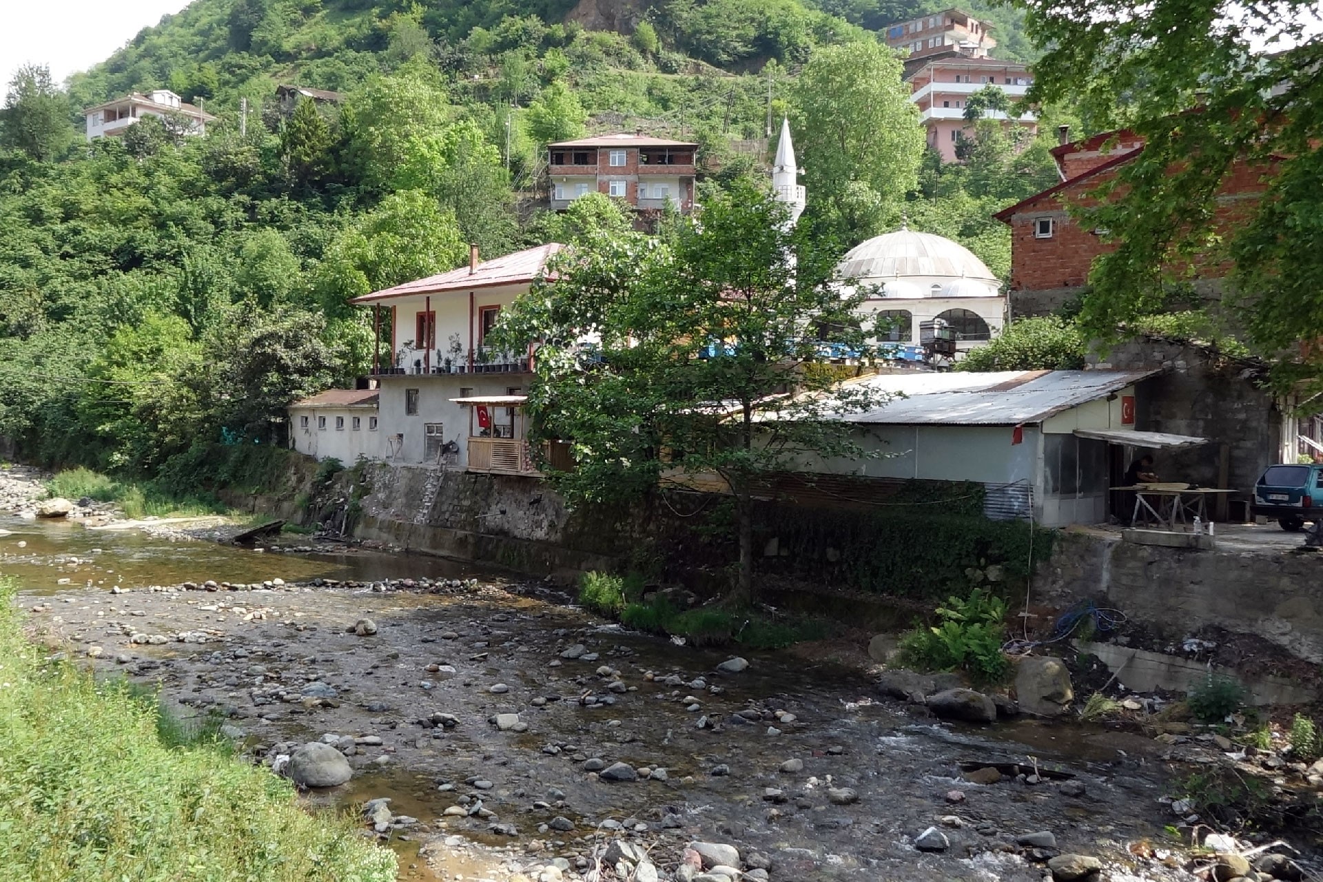 Trabzon'da dere yatağındaki riskli yapılar