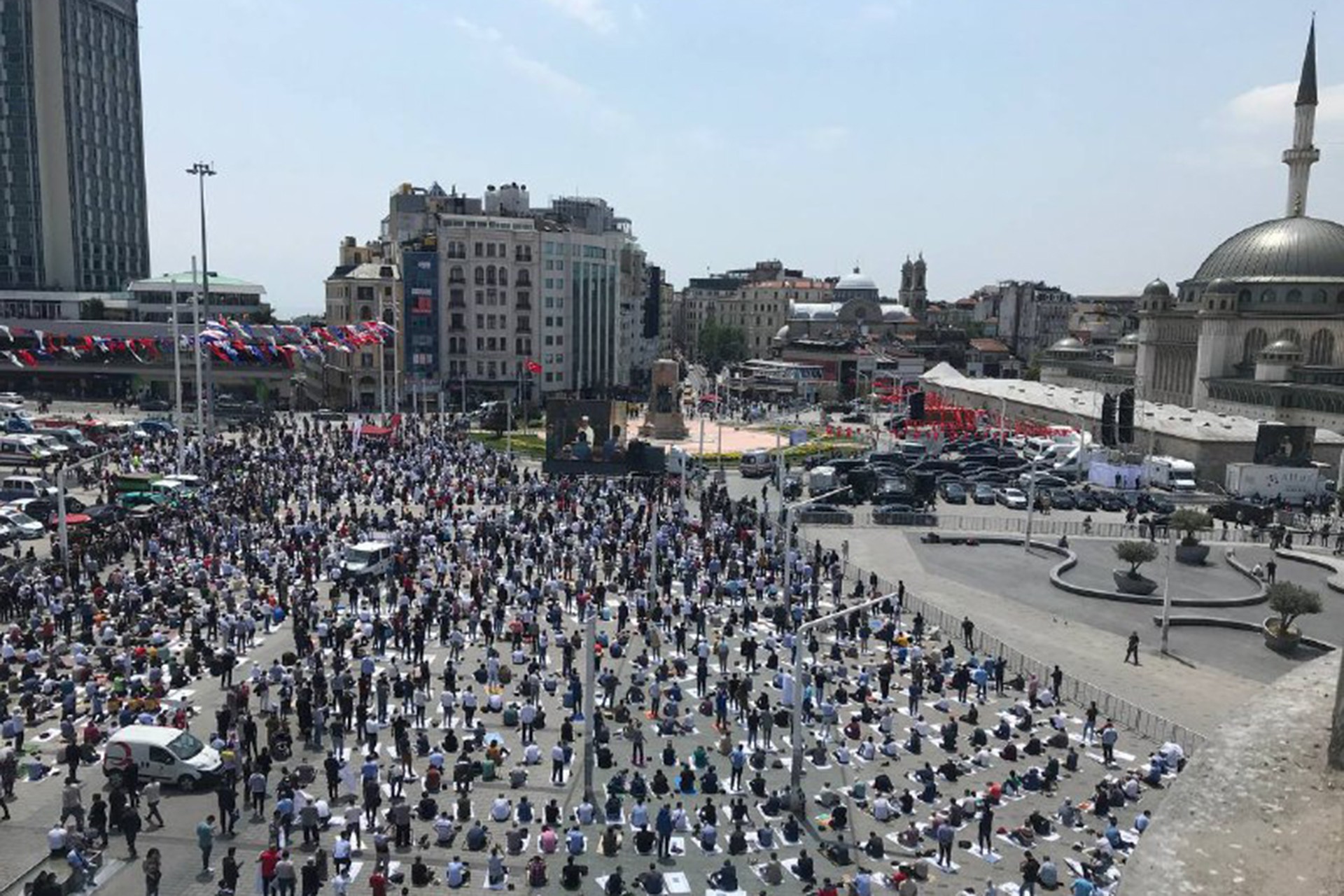 Taksim Camii'nin açılış gününde Taksim Meydanı namaz kılmak isteyenlerle doldu