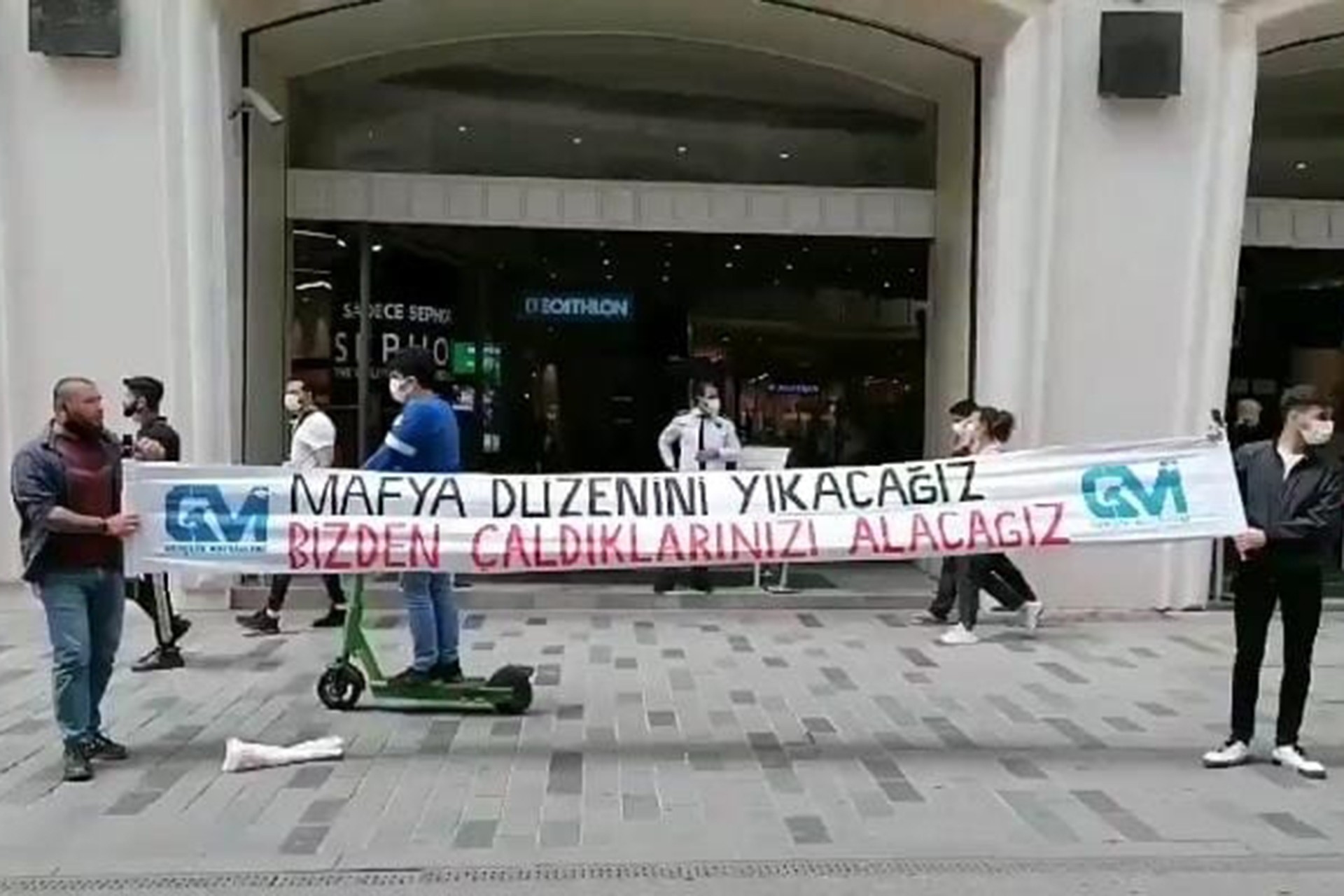 İstiklal Caddesi'nde devlet-mafya ilişkisini protesto eden 2 genç gözaltına alındı.