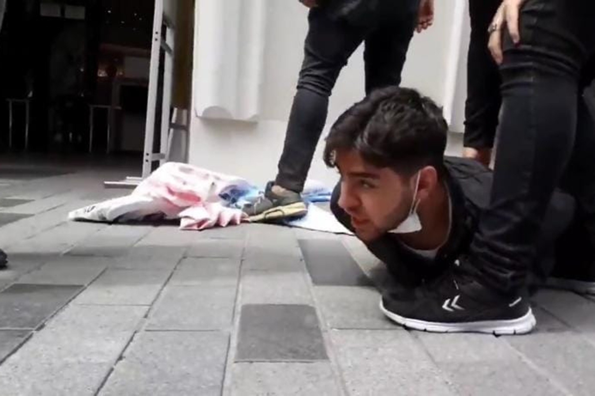 İstiklal Caddesi'nde devlet-mafya ilişkisini protesto eden 2 genç gözaltına alındı.