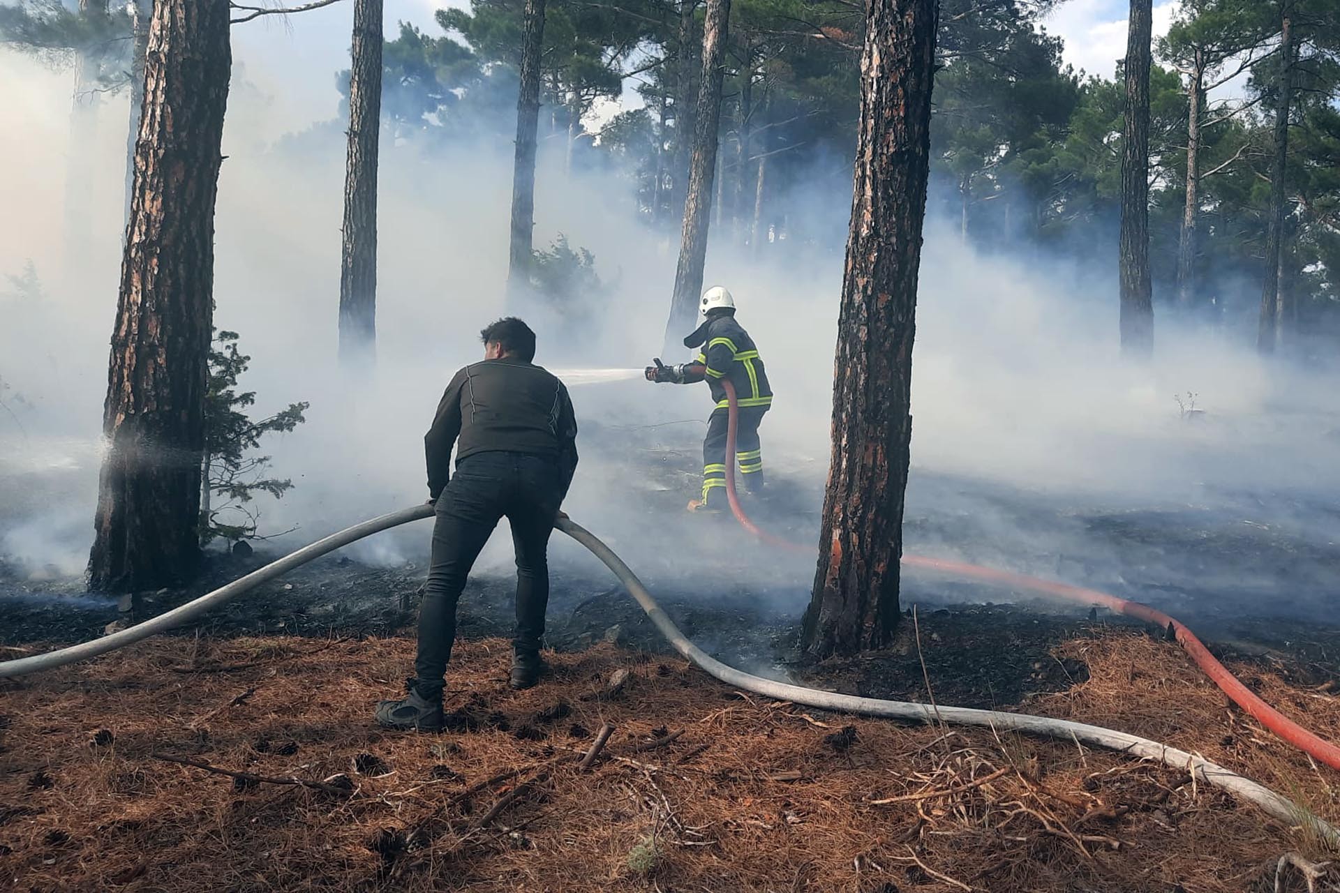 Yangına müdahale eden ekipler