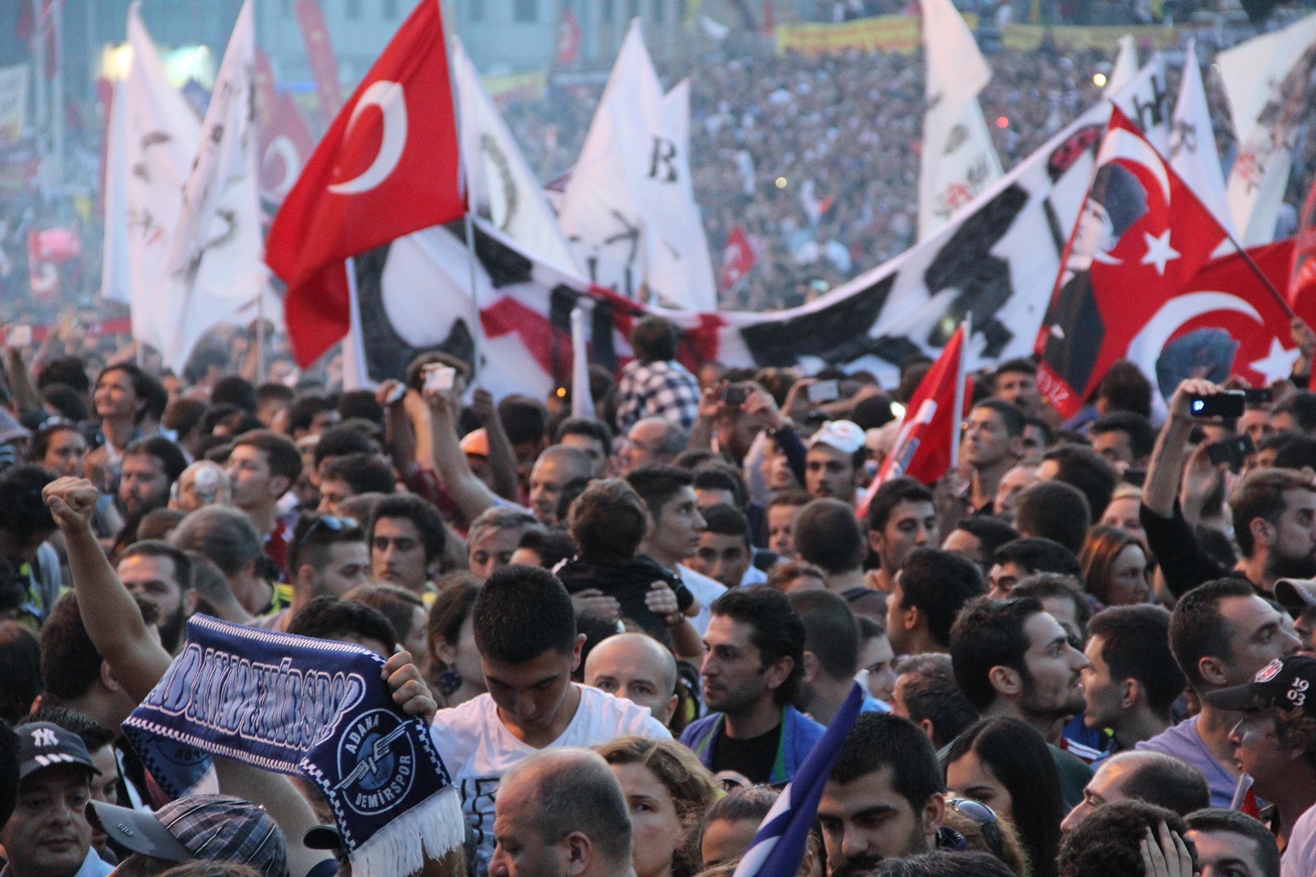 Gezi direnişinde binlerce kişi