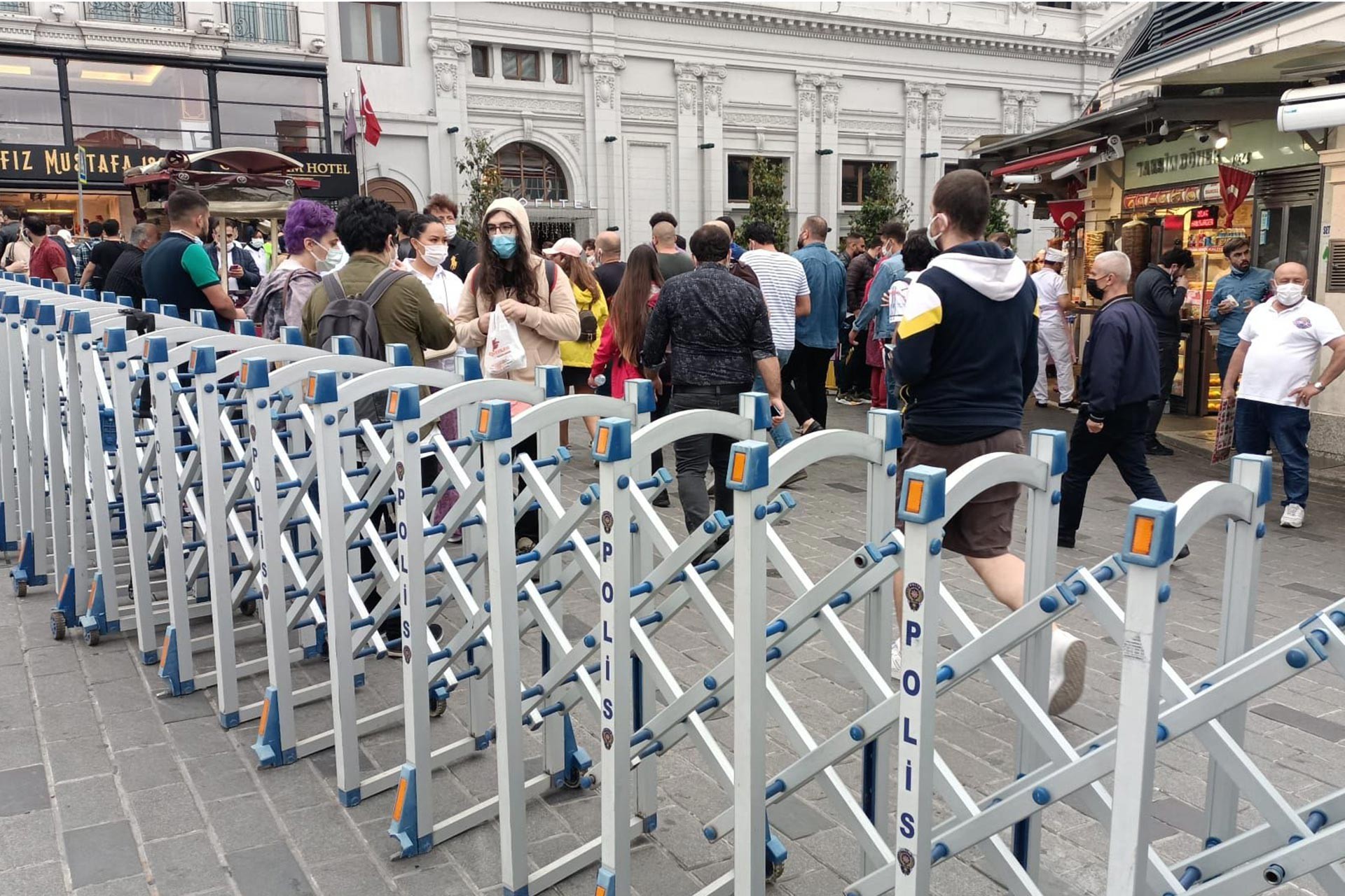 İstiklal caddesi girişinde bariyerler