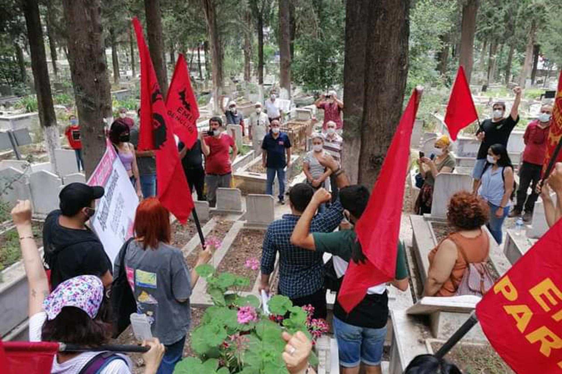 Sinan Cemgil, Kadir Manga ve Alpaslan Özdoğan, Özdoğan’ın mezarı başında anıldı